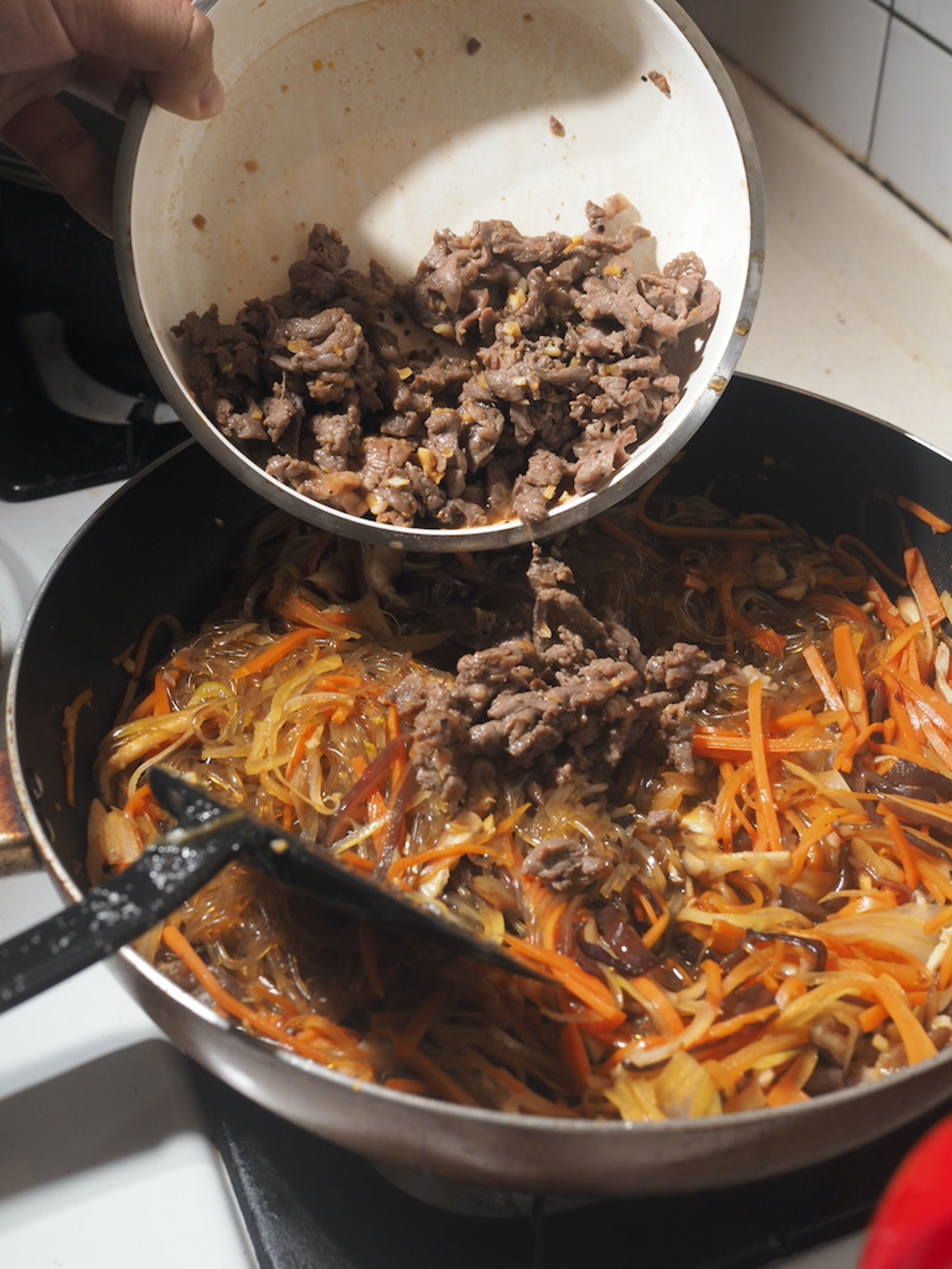 收汁入味後才下肉絲，拌炒均勻馬上關火。