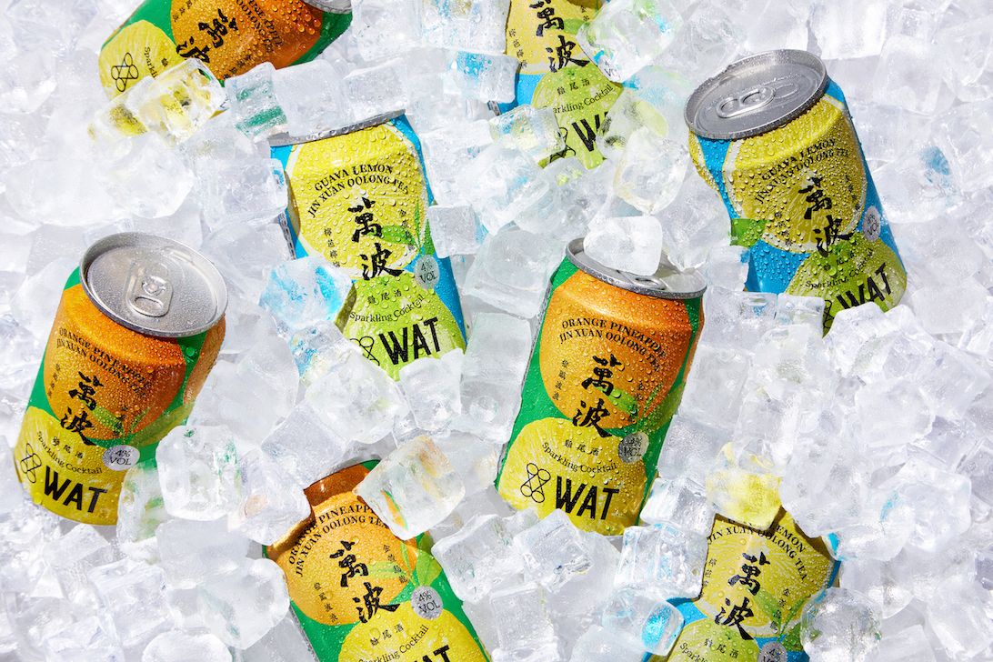 WAT與萬波打破茶酒界限，聯手推出罐裝水果茶調酒。（WAT提供）