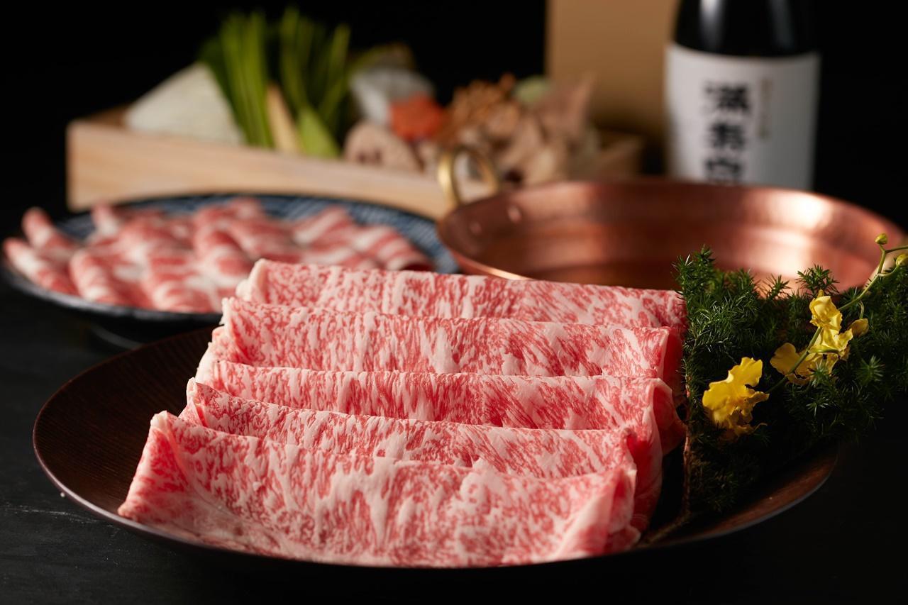 「乾杯集團」旗下黑毛屋本家推出高和牛含量的「免運防疫箱」。(乾杯提供)