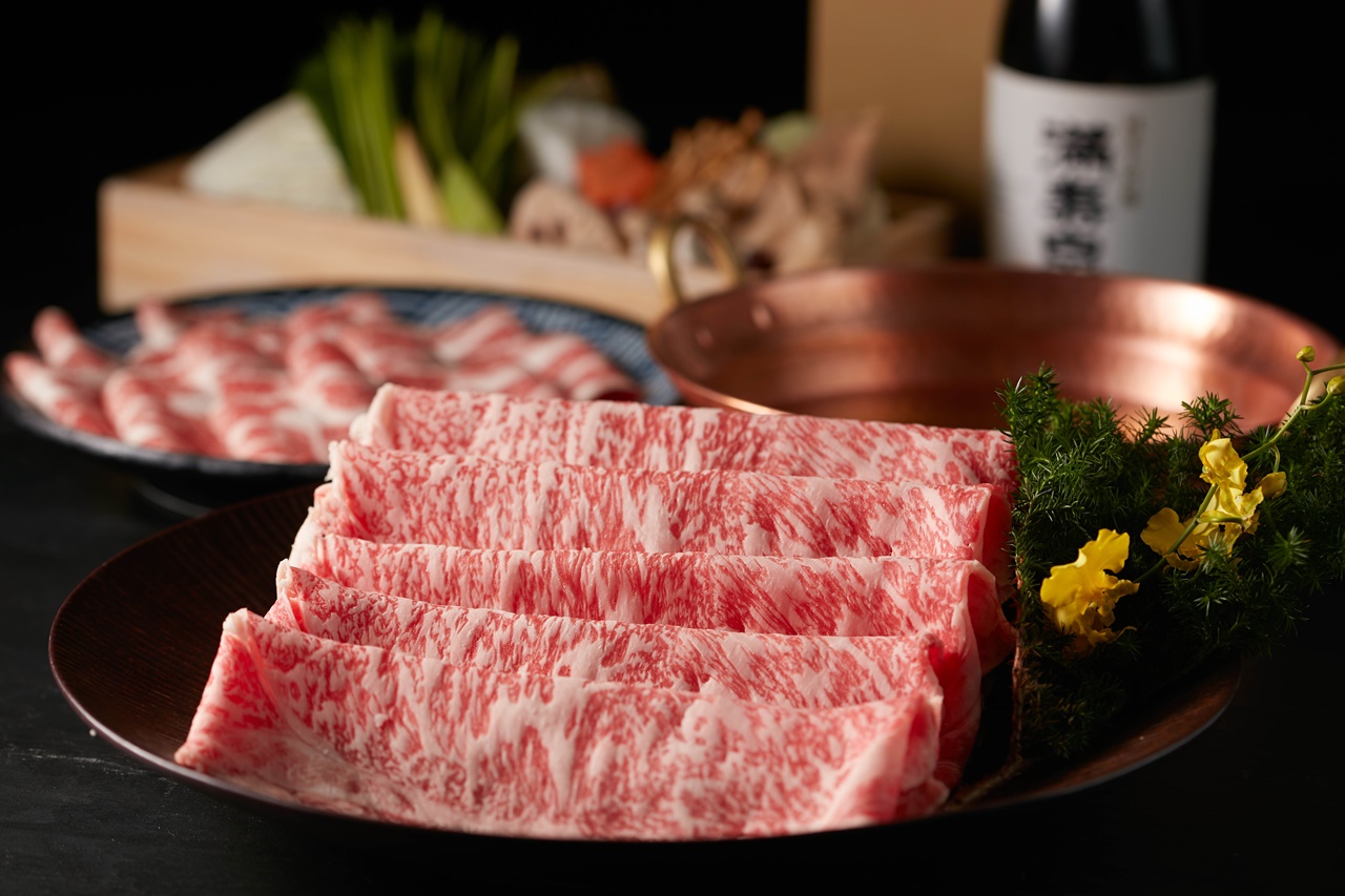 「乾杯集團」旗下黑毛屋本家推出高和牛含量的「免運防疫箱」。（乾杯提供）