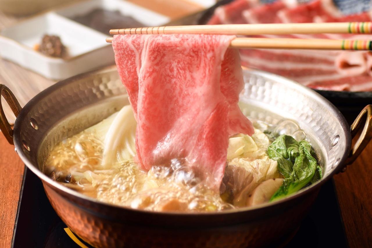 涮涮鍋「日式湯頭」搭配白芝麻醬與碰醋,展現清爽純粹。(乾杯提供)