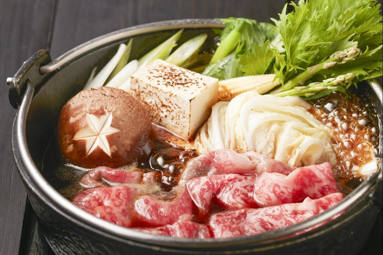 享用完鍋物,可利用「壽喜燒」剩餘醬汁拌煮隨箱附入的烏龍麵。(乾杯提供)