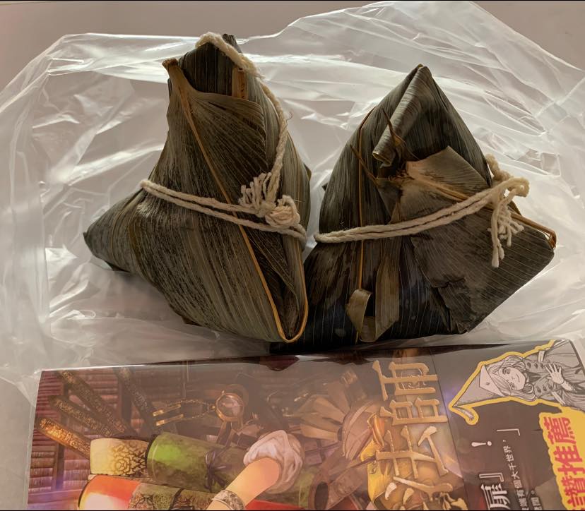 網友自述，用漫畫書作為比例尺。（翻攝自爆廢公社臉書粉專）
