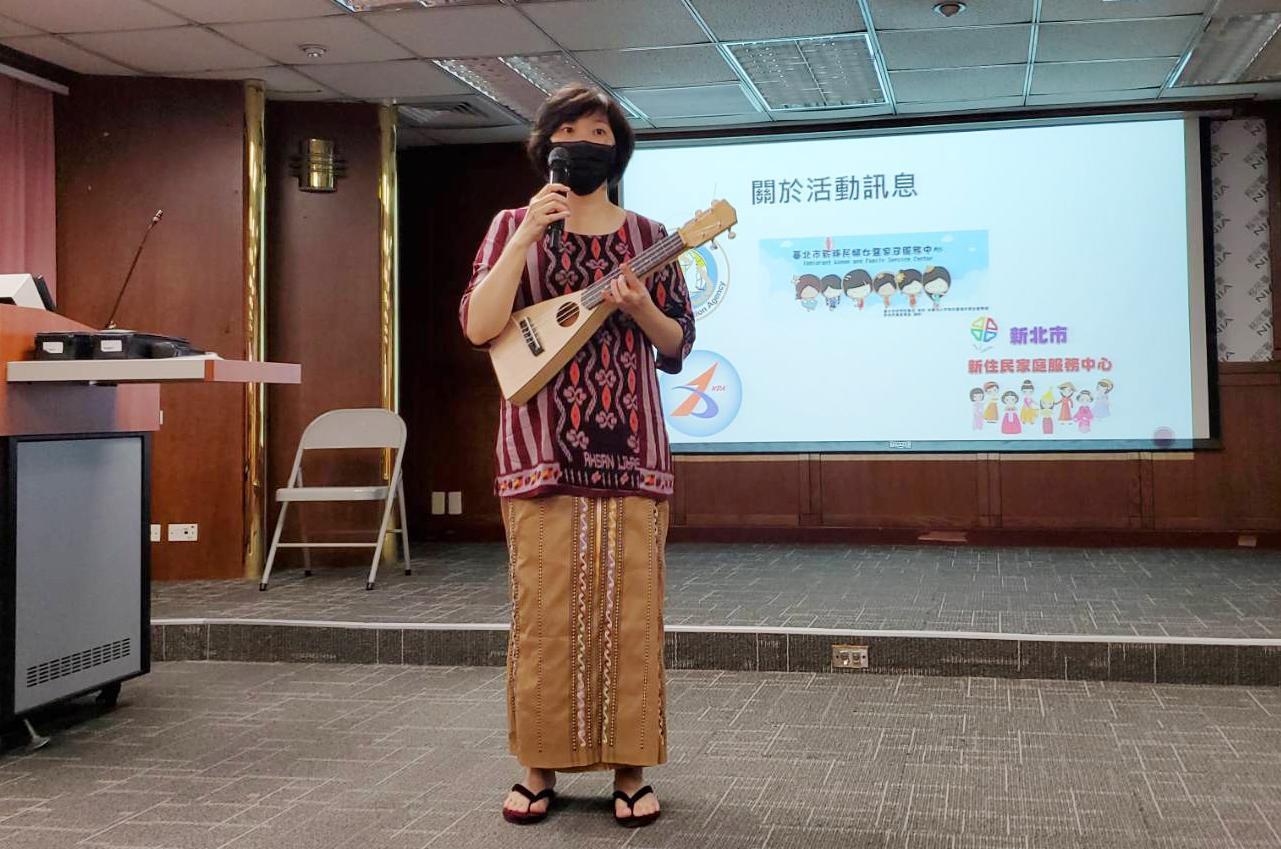 緬甸新住民梁珠珠分享手作烏克麗麗的快樂。(移民署提供)