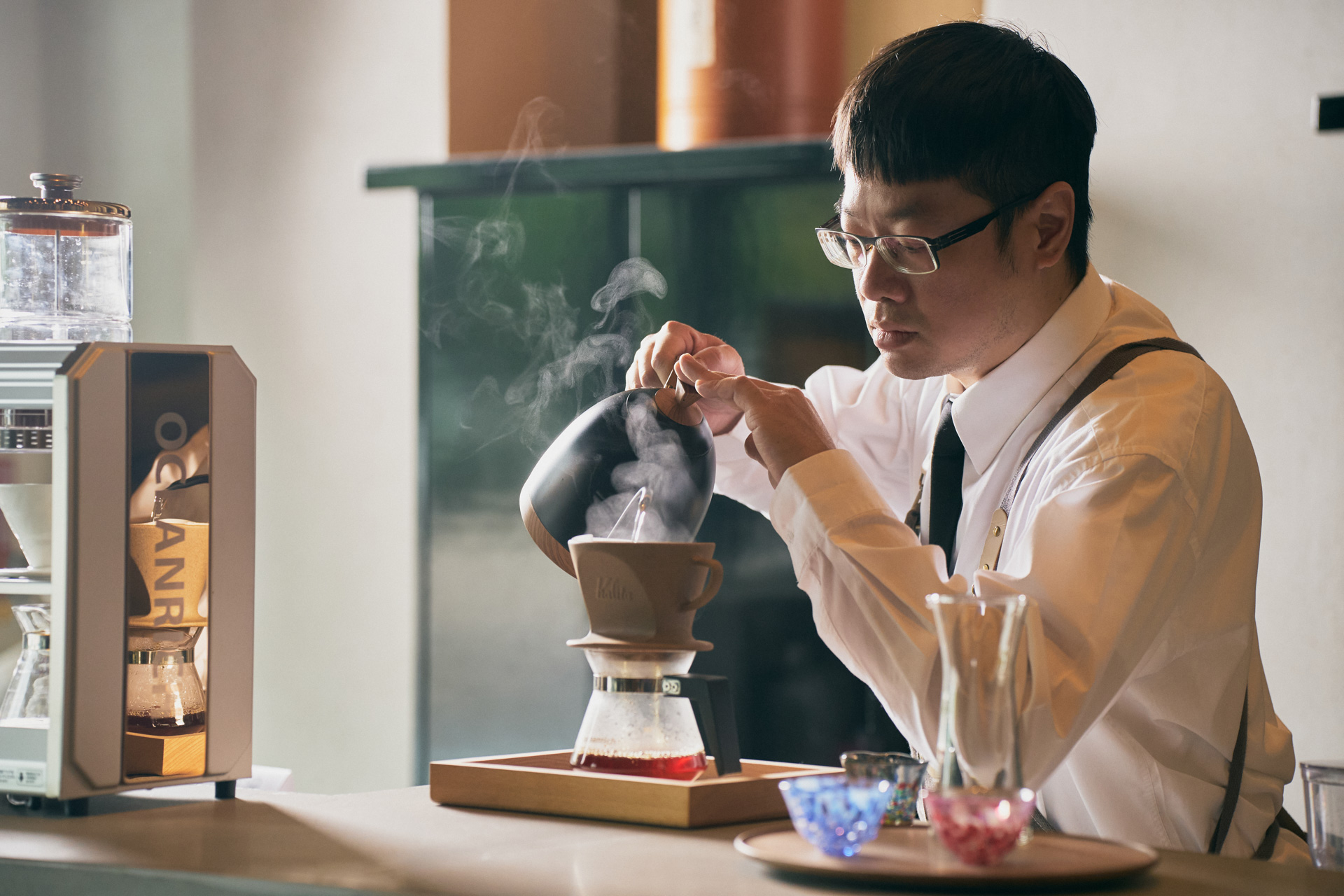 台南晶英酒店咖啡師杜思宏，擁有SCA咖啡萃取金杯理論證照，與客人以一對一的「板前」飲品模式展演品飲體驗。（台南晶英酒店提供）
