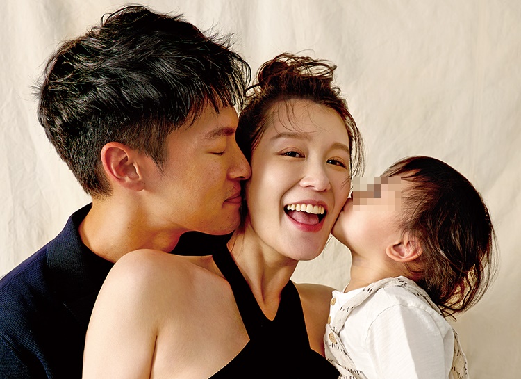 許孟哲與趙孟姿一家三口接受雜誌訪問，大談當父母的甜蜜幸福事。（媽媽寶寶提供）