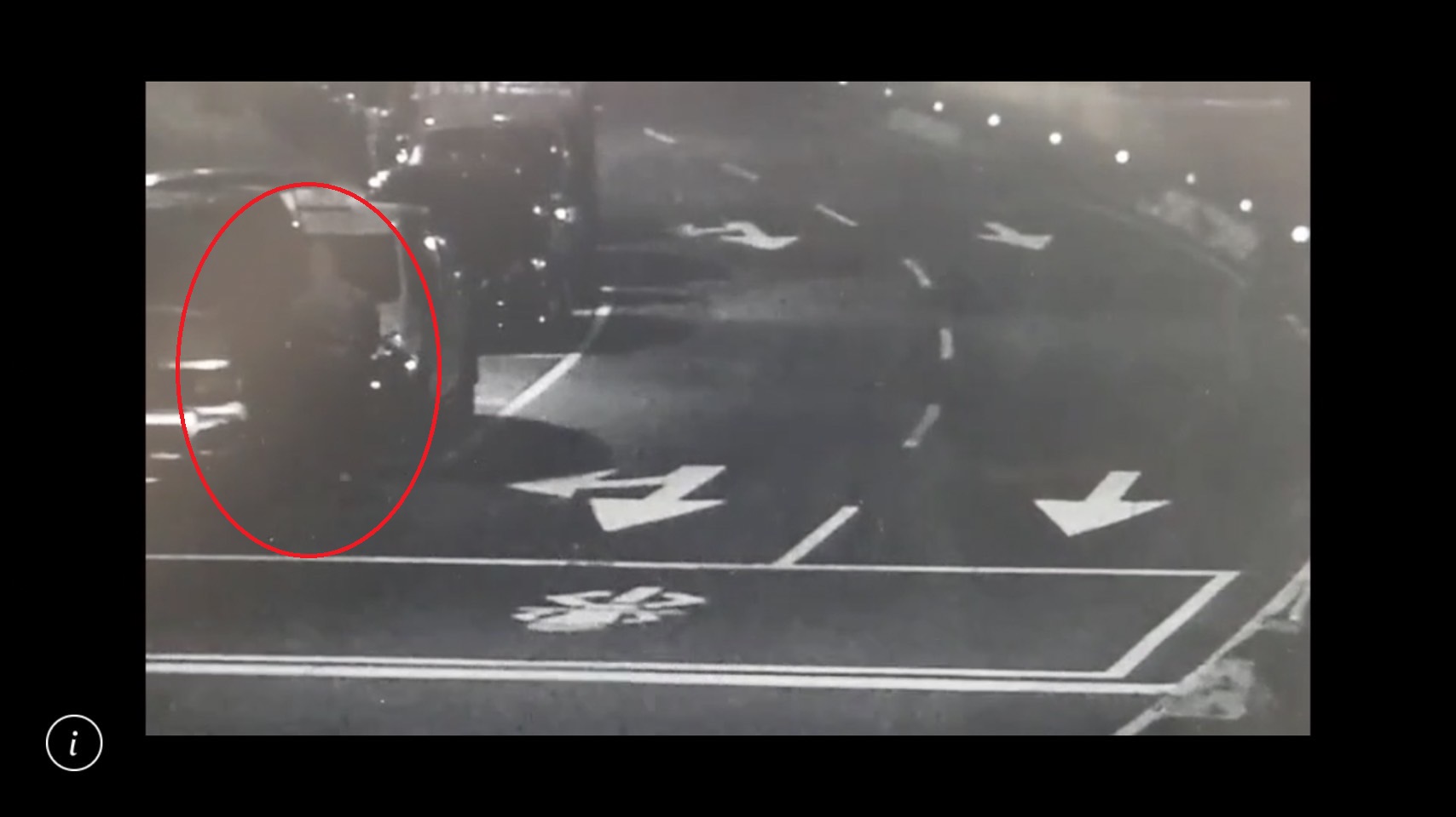 鄭李2男（紅圈）偷走路邊沒上鎖的車搜刮財物，事後再將車停回原處。（翻攝畫面）