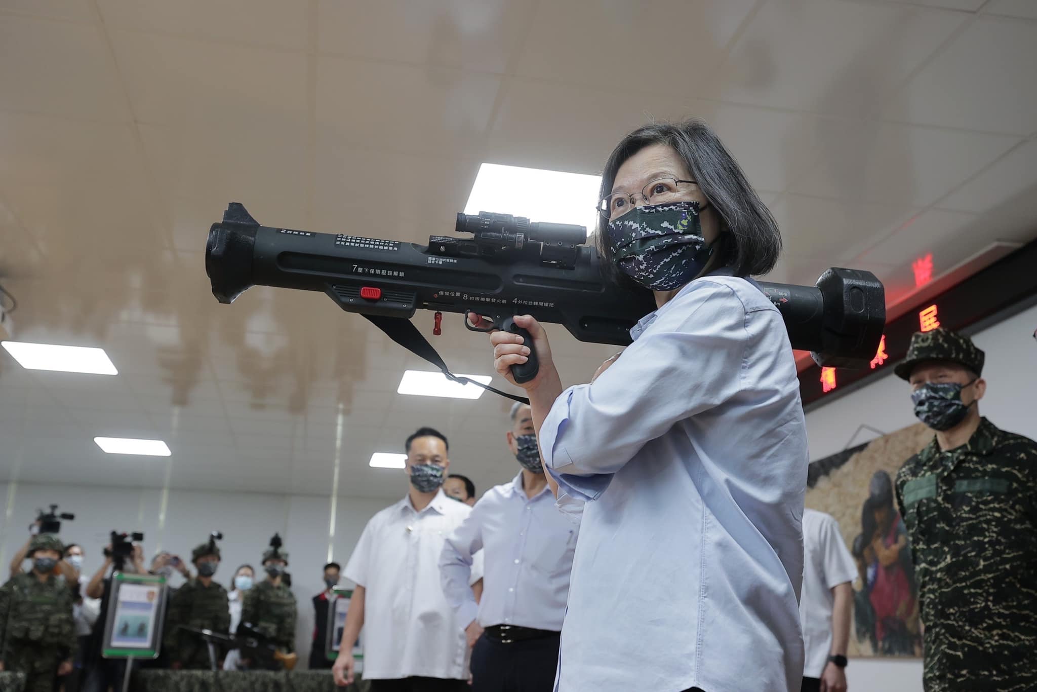 總統蔡英文親自視導海軍陸戰隊，她還嘗試扛起紅隼反裝甲火箭。（翻攝自蔡英文臉書）