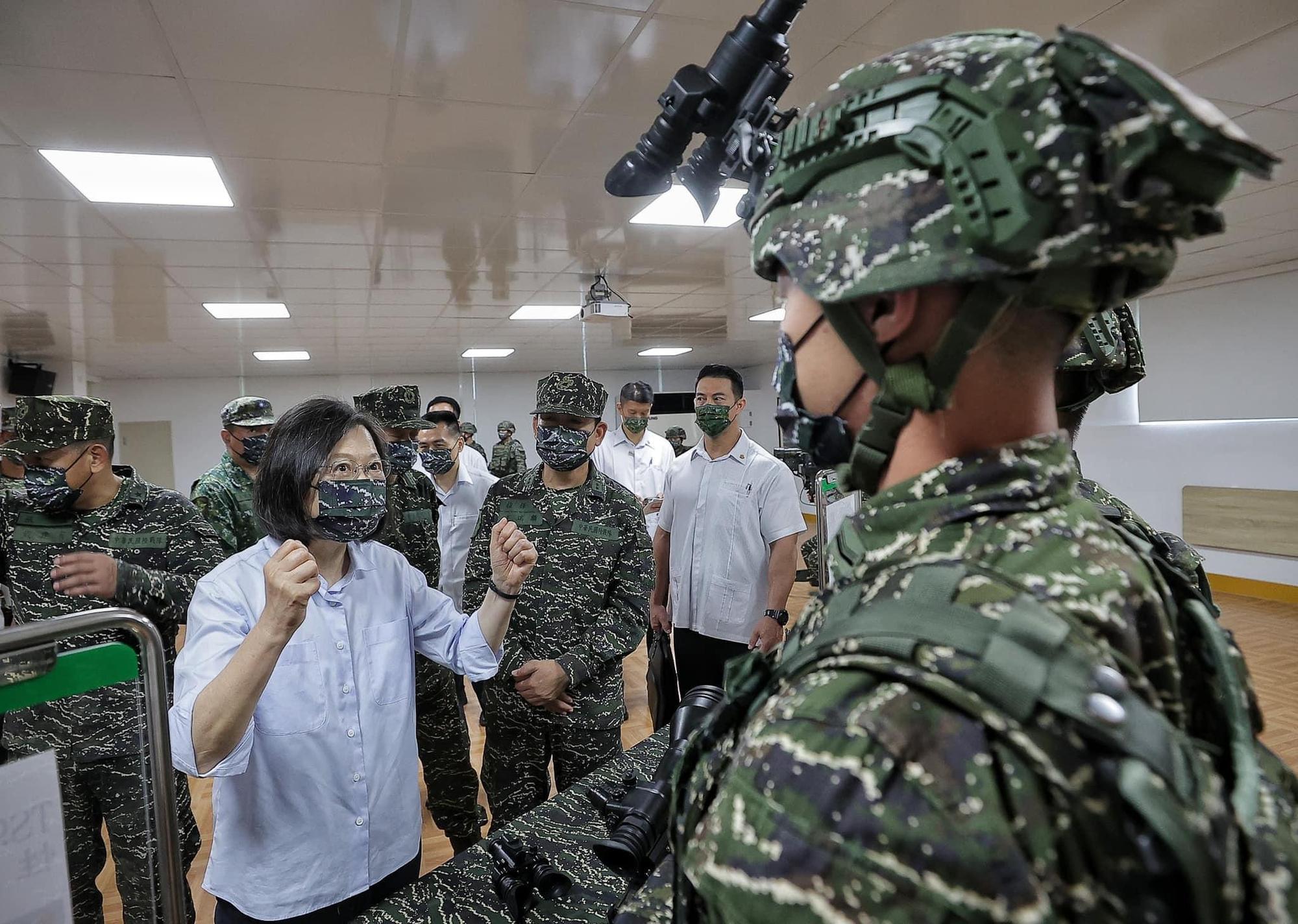 總統蔡英文今視導海軍陸戰隊66旅。(翻攝自蔡英文臉書)