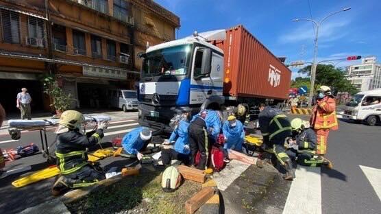 一對情侶騎機車遭後方聯結車輾斃，傷重身亡，影片還原事發當時實際狀況。（翻攝記者爆料網2.0）