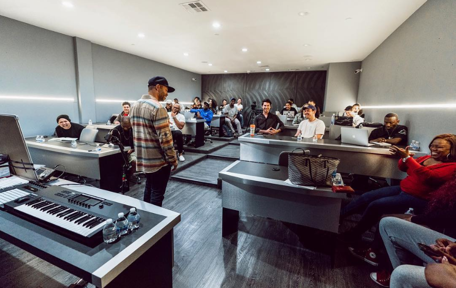 4年前在洛杉磯成立的1500聲量音創學院以經驗傳承為宗旨，為音樂工作者鋪路。（1500聲量音創學院提供）
