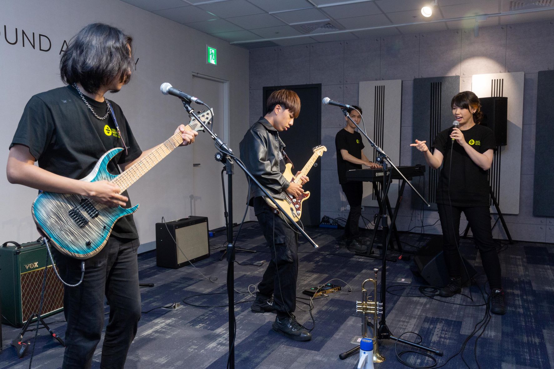 吳貞儀（右一）親自指導學生練團，認為華語音樂圈從巡演到錄音室都需要樂手，於是增加相關課程。