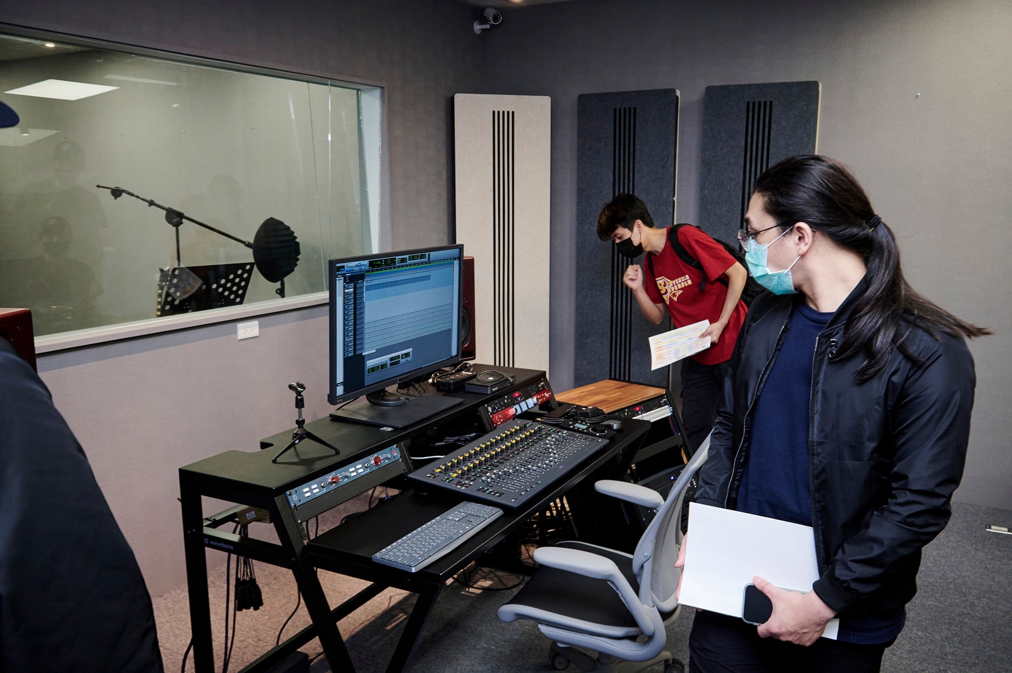 錄音室、教室等設施可提供學員共同創作的空間，體驗業界創作環境。（翻攝自1500聲量音創學院台北校區臉書）