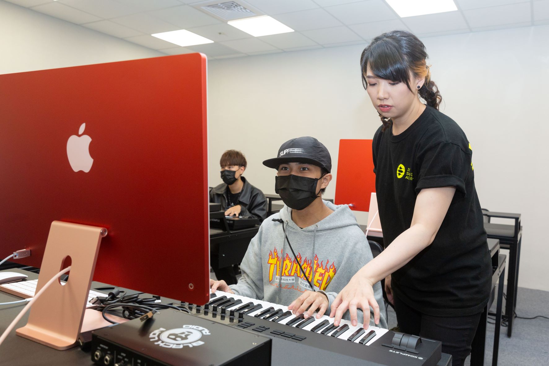 佛跳牆樂手吳貞儀（右）針對台灣音樂環境設計符合本地學員需求的課程。