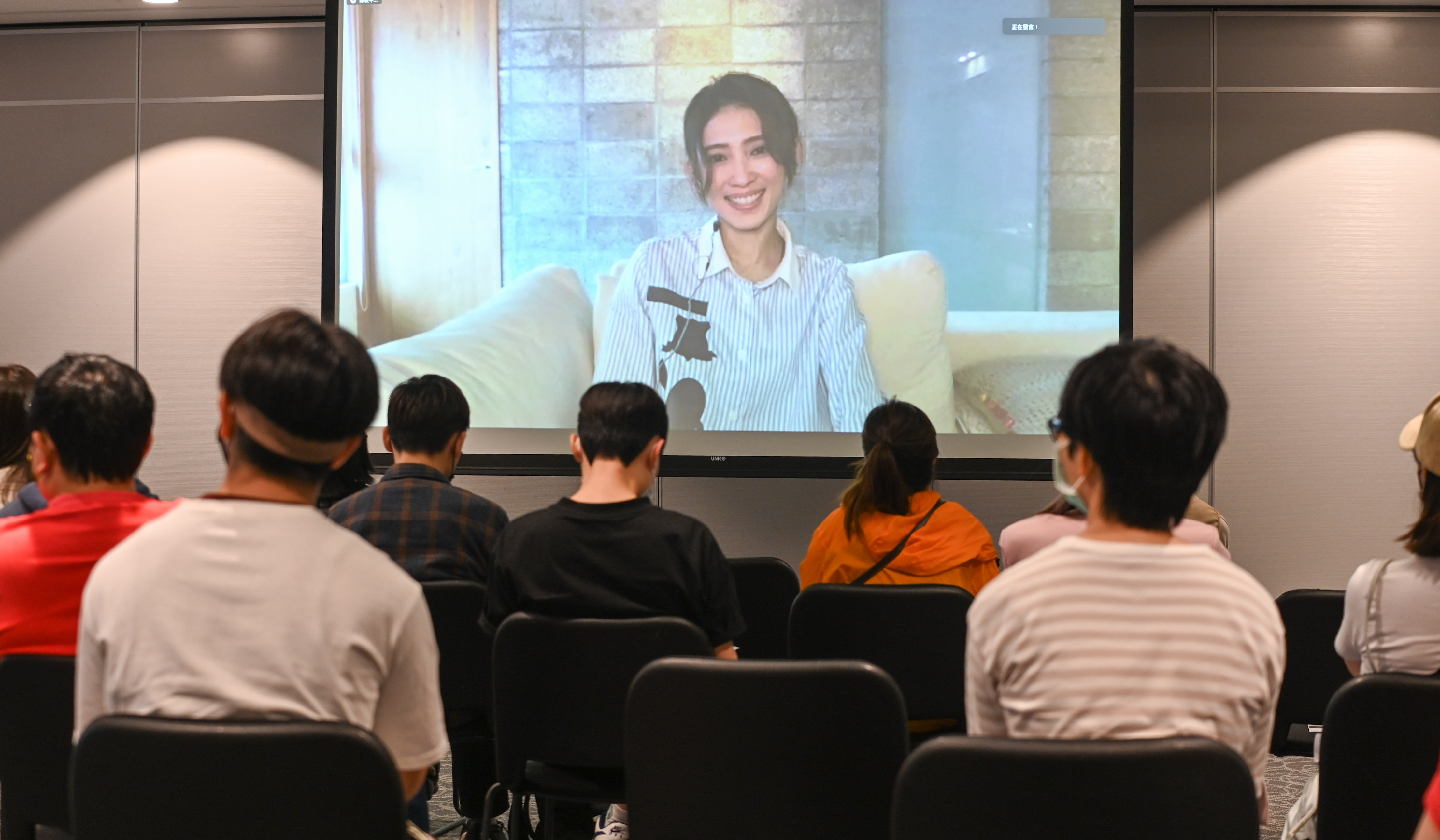 金曲歌后戴佩妮藉視訊講座,把入行以來的觀察和經驗傳承給新世代。 (翻攝自1500聲量音創學院台北校區臉書)