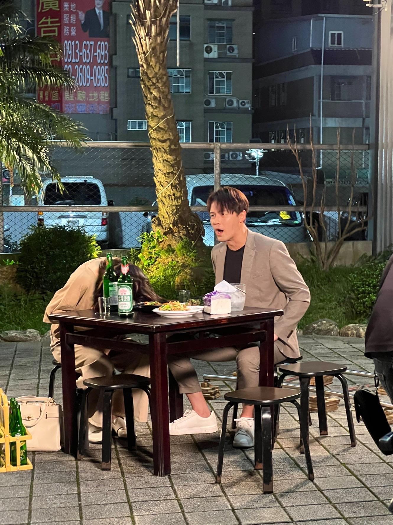廖苡喬拍攝突然趴在桌上,讓黃文星為了不喊卡只好拿起酒杯連喝3杯。(民視提供)
