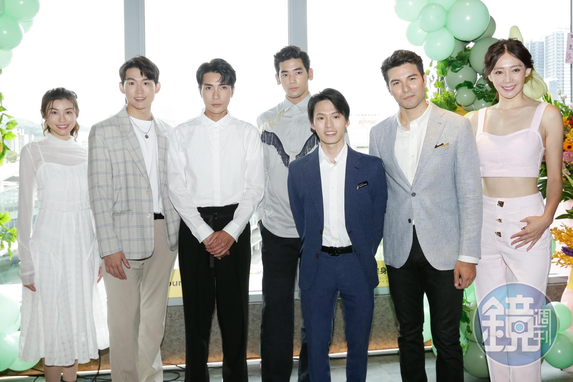 孫睿(左起)、劉柏宏、江可德、UTA和王心恬(右起)、鳳小岳出席ajoice精品健身俱樂部開幕活動。