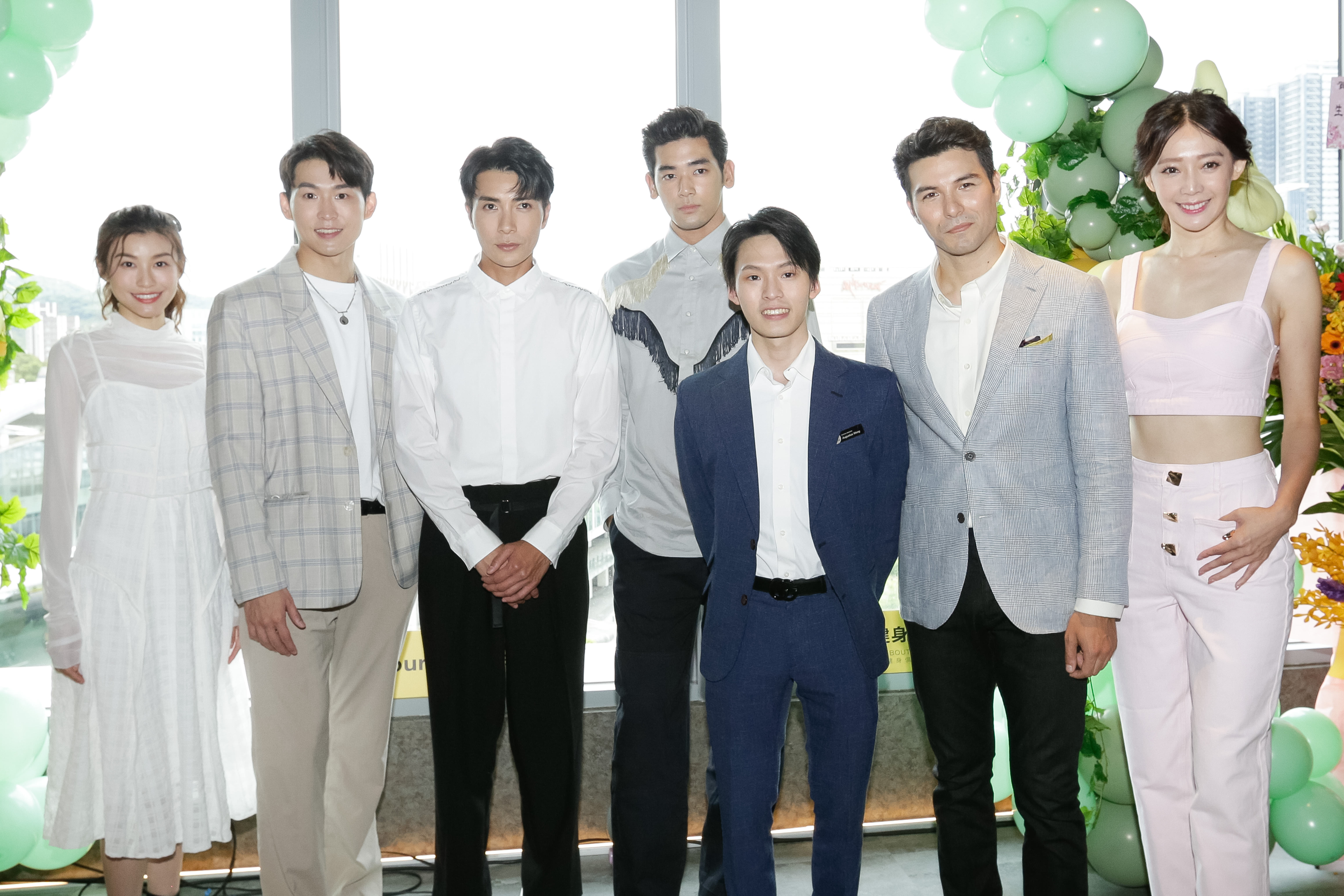 孫睿（左起）、劉柏宏、江可德、UTA和王心恬（右起）、鳳小岳出席ajoice精品健身俱樂部開幕活動。
