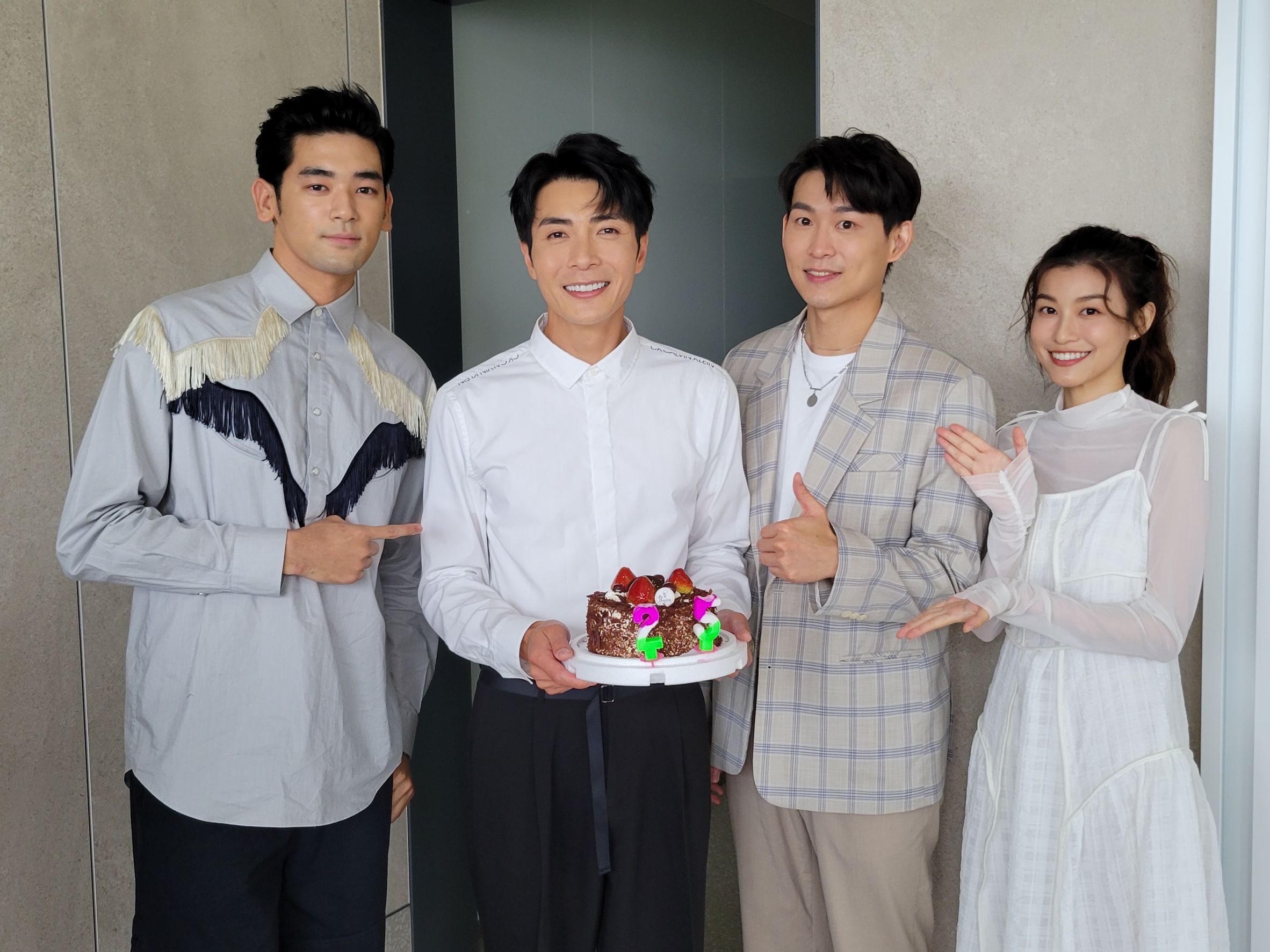 今天是馬來西亞藝人江可德（左二）生日，UTA（左起）、劉柏宏、孫睿在活動後特地為他慶生。