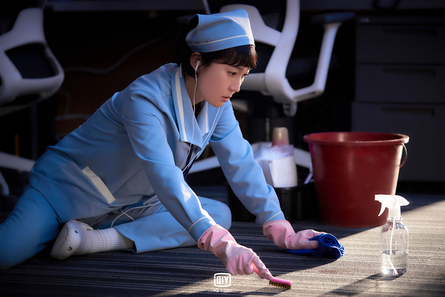 廉晶雅在《Cleaning Up》中飾演於證券公司工作的清潔工，因意外聽到內線消息而開始玩股票。（愛奇藝國際站提供）