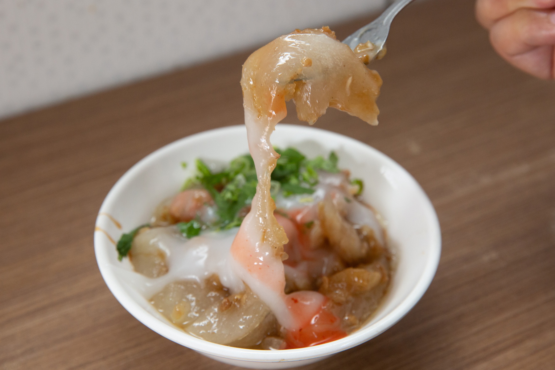 農會前肉圓店的肉圓,外皮是在來米漿加入地瓜粉混合製作,內餡使用豬後腿肉,吃來Q軟,鹹香有味。(35元/顆)