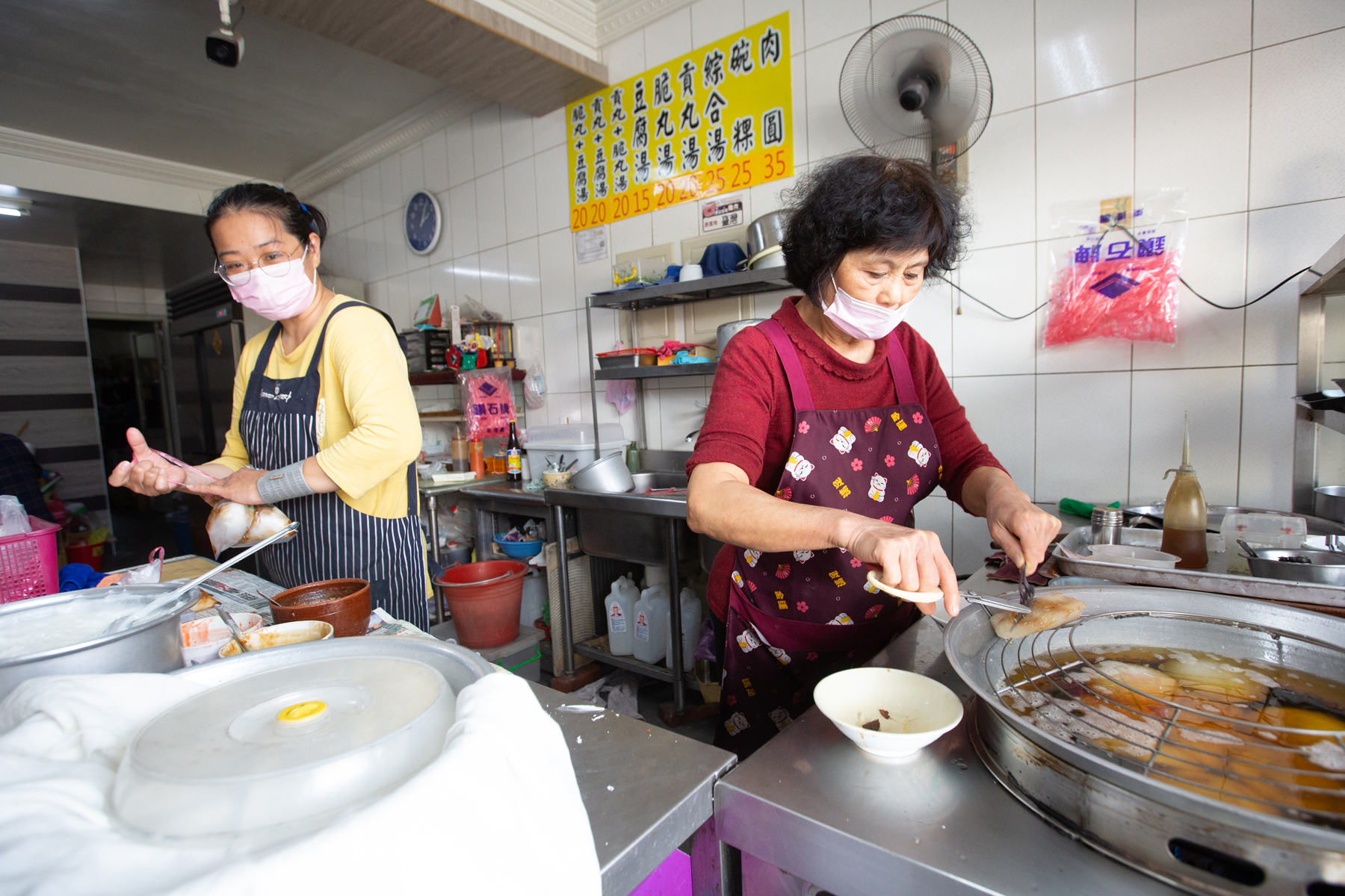 農會前肉圓店開店超過60年，現在由第二代、第三代一起經營。