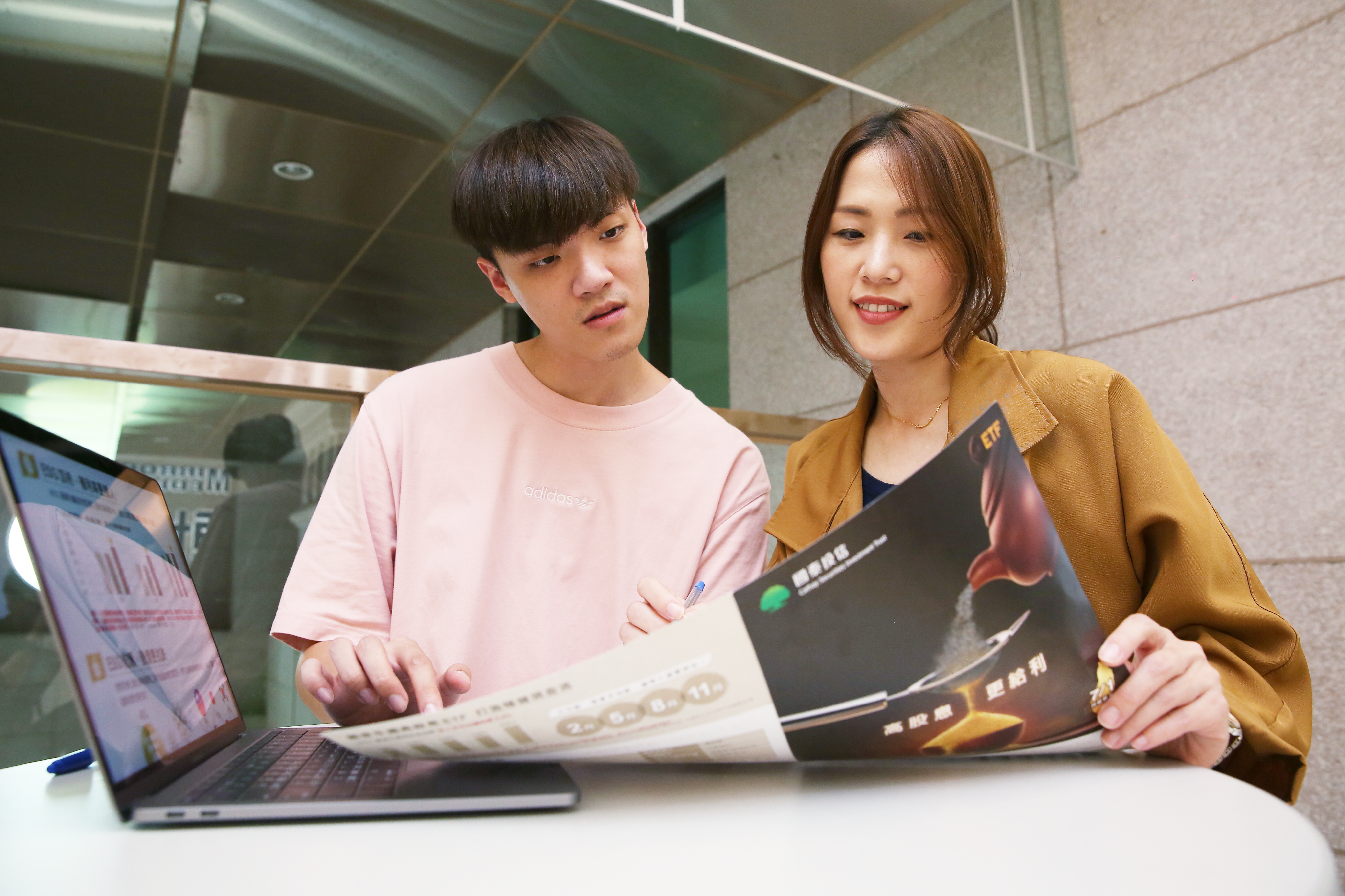 不少上班族透過00878存自己的退休金，股價越跌越買。