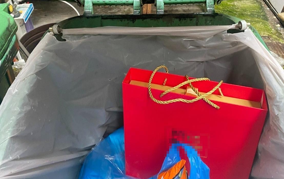 有名女網友在臉書社團po文表示,她特地帶著禮盒要送給男友媽,結果被當場洗臉嗆「不必假惺惺」,甚至連禮盒都直被接丟進垃圾桶。(翻攝自爆廢公社公開版)