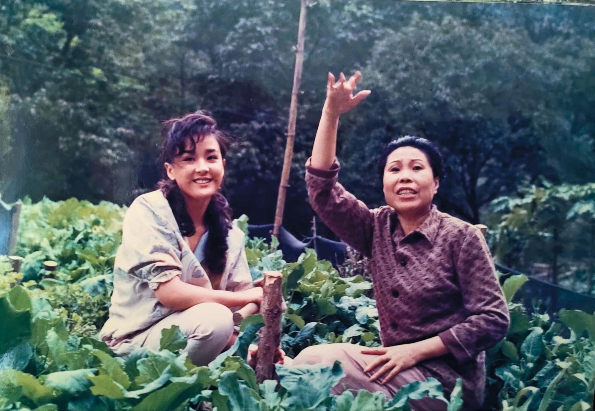姜受延(左)為台灣電影《落山風》獻出海外處女作,以精湛演技為影迷留下珍貴作品。右為資深演員文英。(翻攝自藍祖蔚臉書)