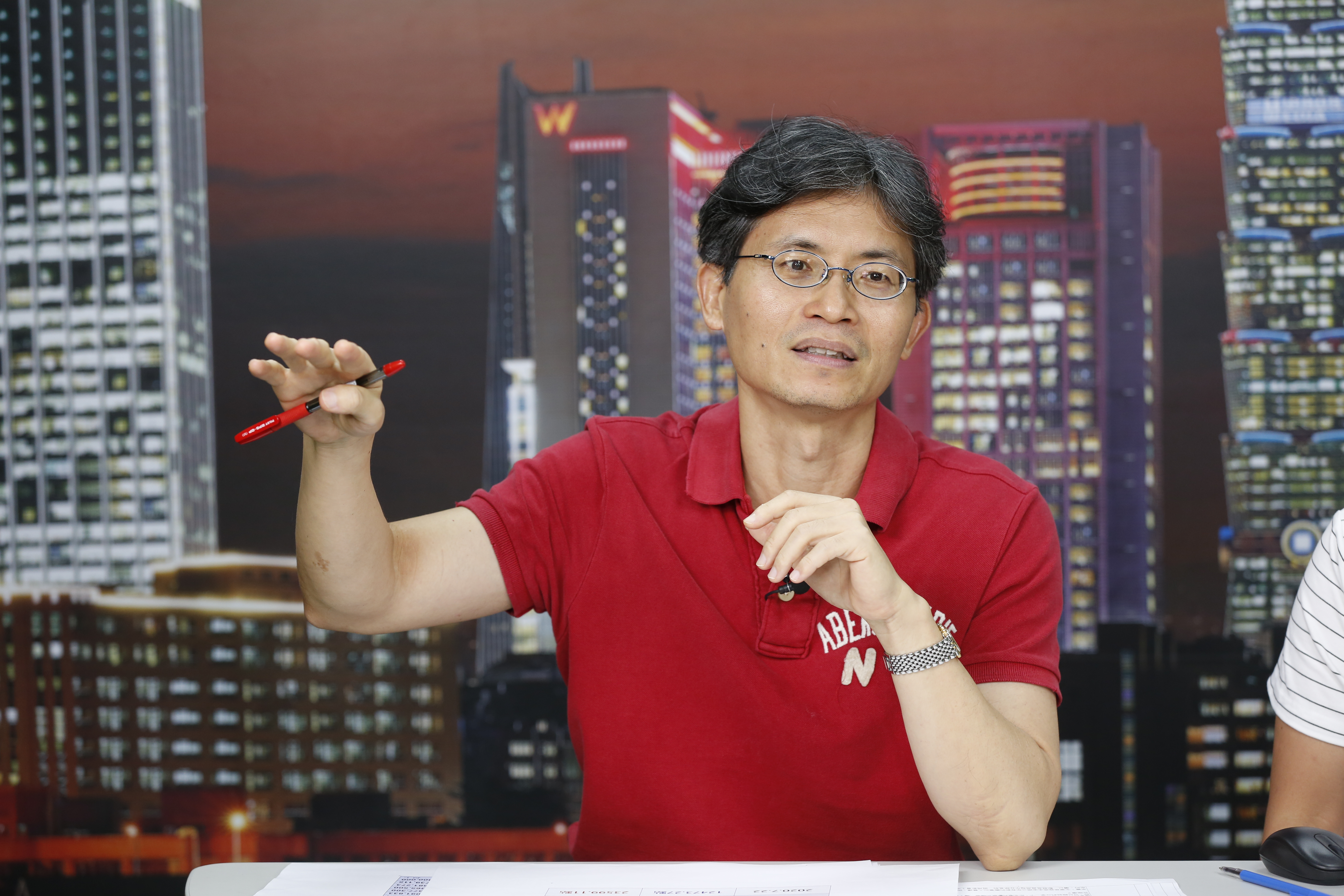 投資達人華倫老師透過定期定額的方式長期存食品股，遇到大跌時再單筆買進。