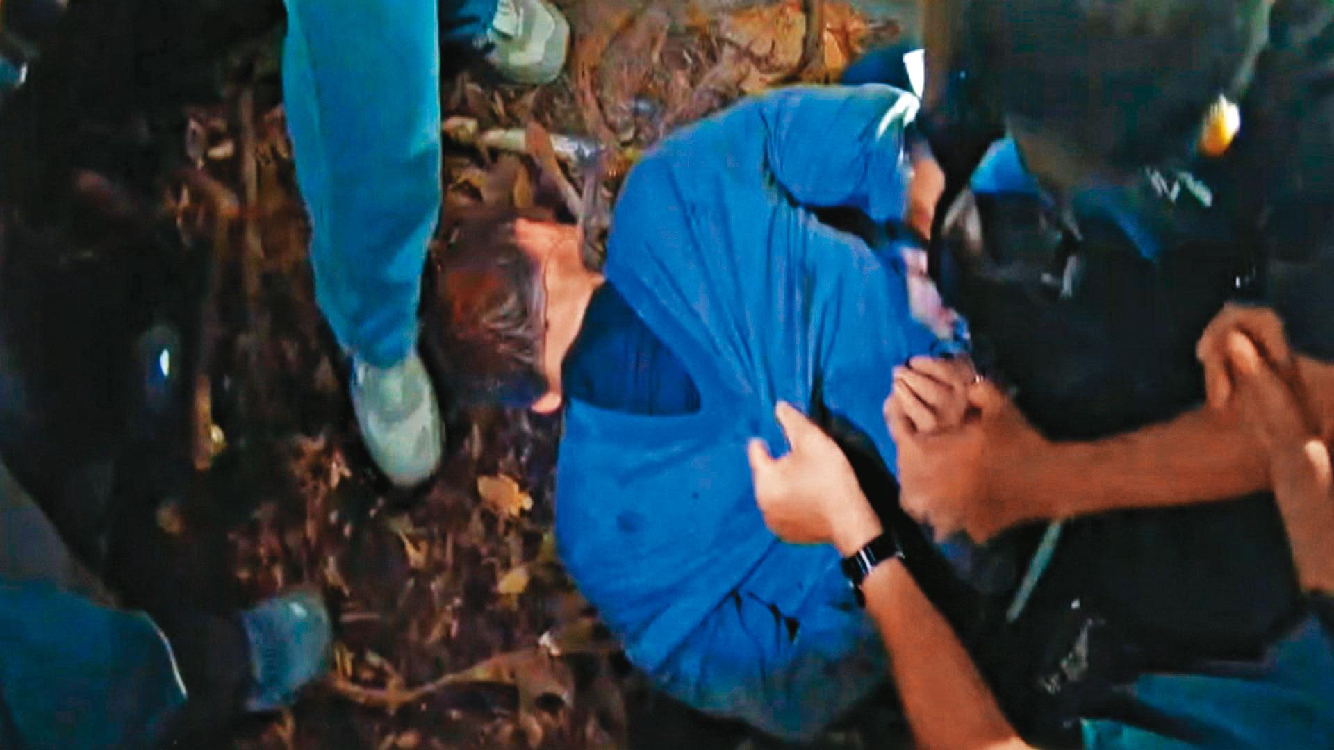 警方花了半個多月時間追緝，最後在一處廢墟逮捕涂男。（翻攝畫面）