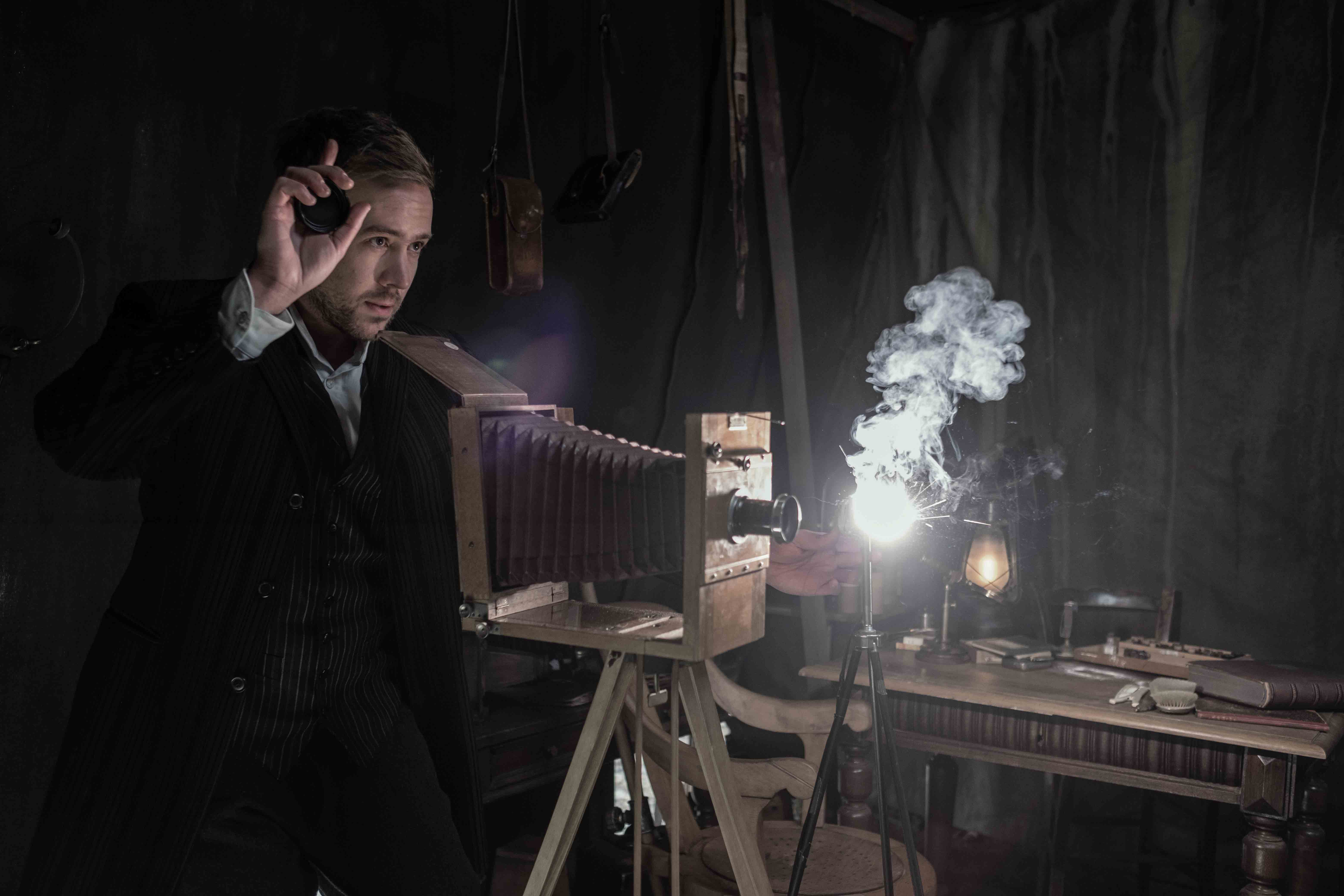 匈牙利男星維克托克勒姆所飾演的遺體攝影師用相機記錄惡靈的影像，設法將惡靈驅散。（天馬行空提供）