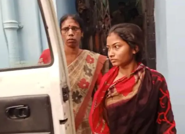 孟加拉一名少女（右）為見男友一面，不顧危險穿越重重障礙偷渡到印度。（翻攝推特 @Neerajtindian30）