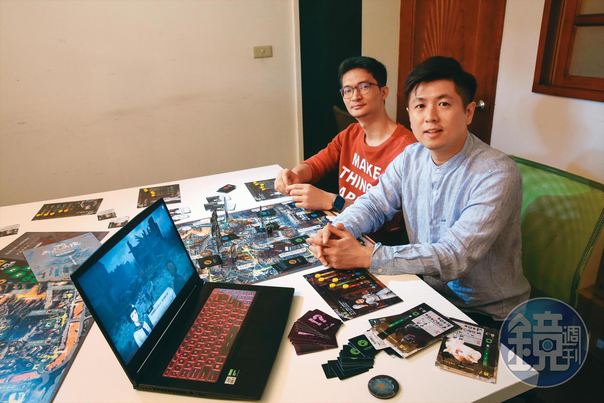 迷走工作坊創辦人張少濂（右）與桌遊設計師鄧傑民（左）是《台北大空襲》IP重要推手，並與方兔互動娛樂工作室共同開發電玩。
