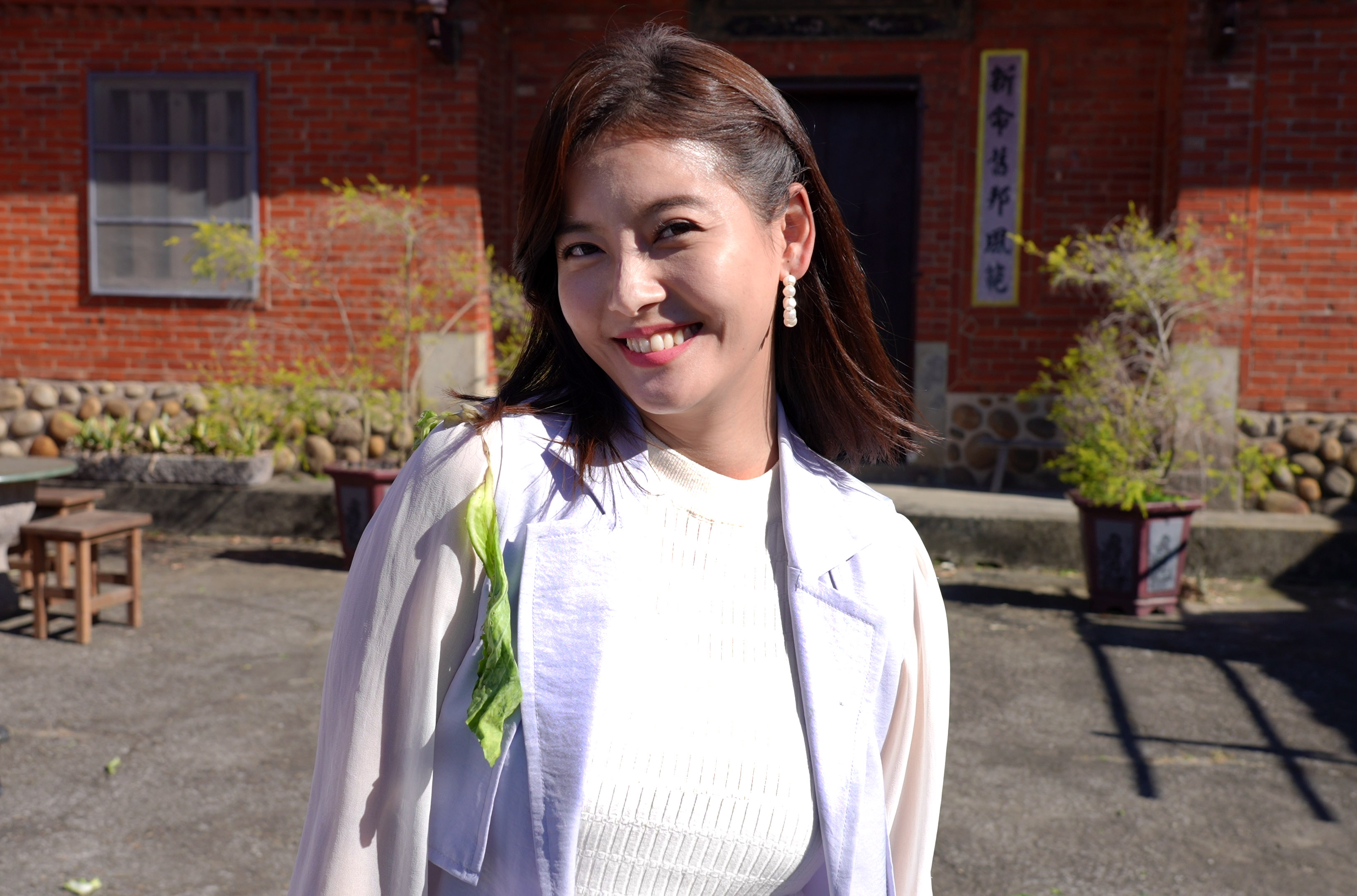 在拍戲劇《美麗人生 女人當家》時，菜葉剛好落在王樂妍身上變成時尚配件。（台視提供）