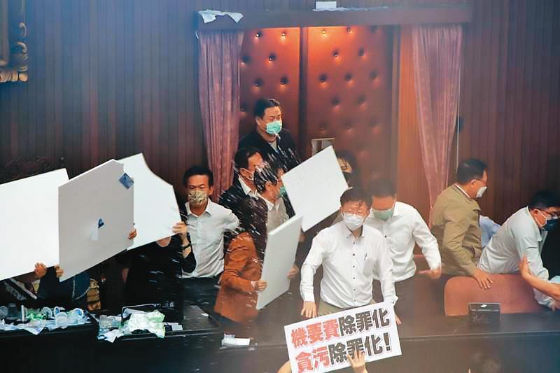 立法院5月30日修正《會計法》將國務機要費除罪，國民黨立委攻擊主席台。（洪申翰辦公室提供）