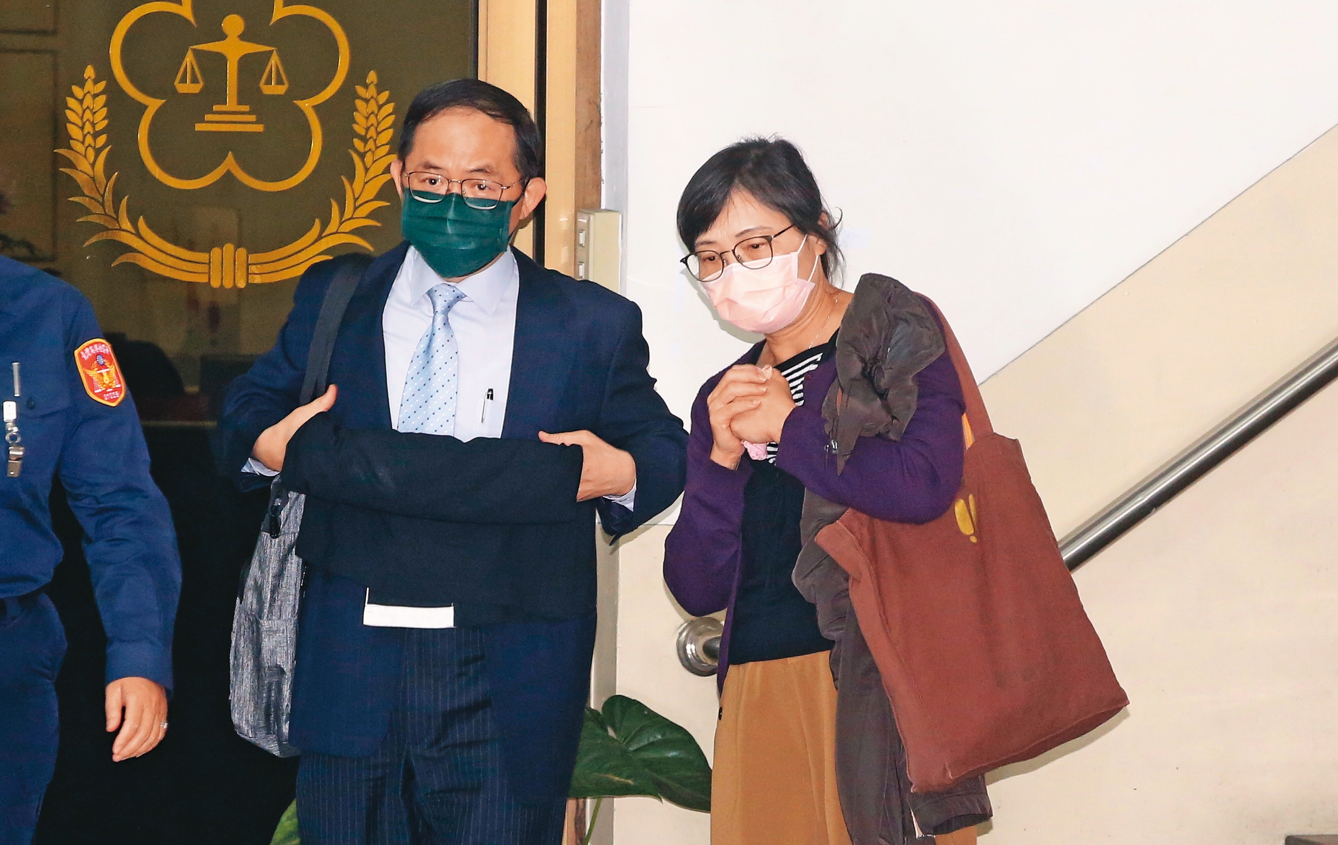 扁案的重要證人陳鎮慧（右）供出扁家金流，讓扁案有所突破。圖為今年4月她在律師林達傑（左）陪同下出庭。