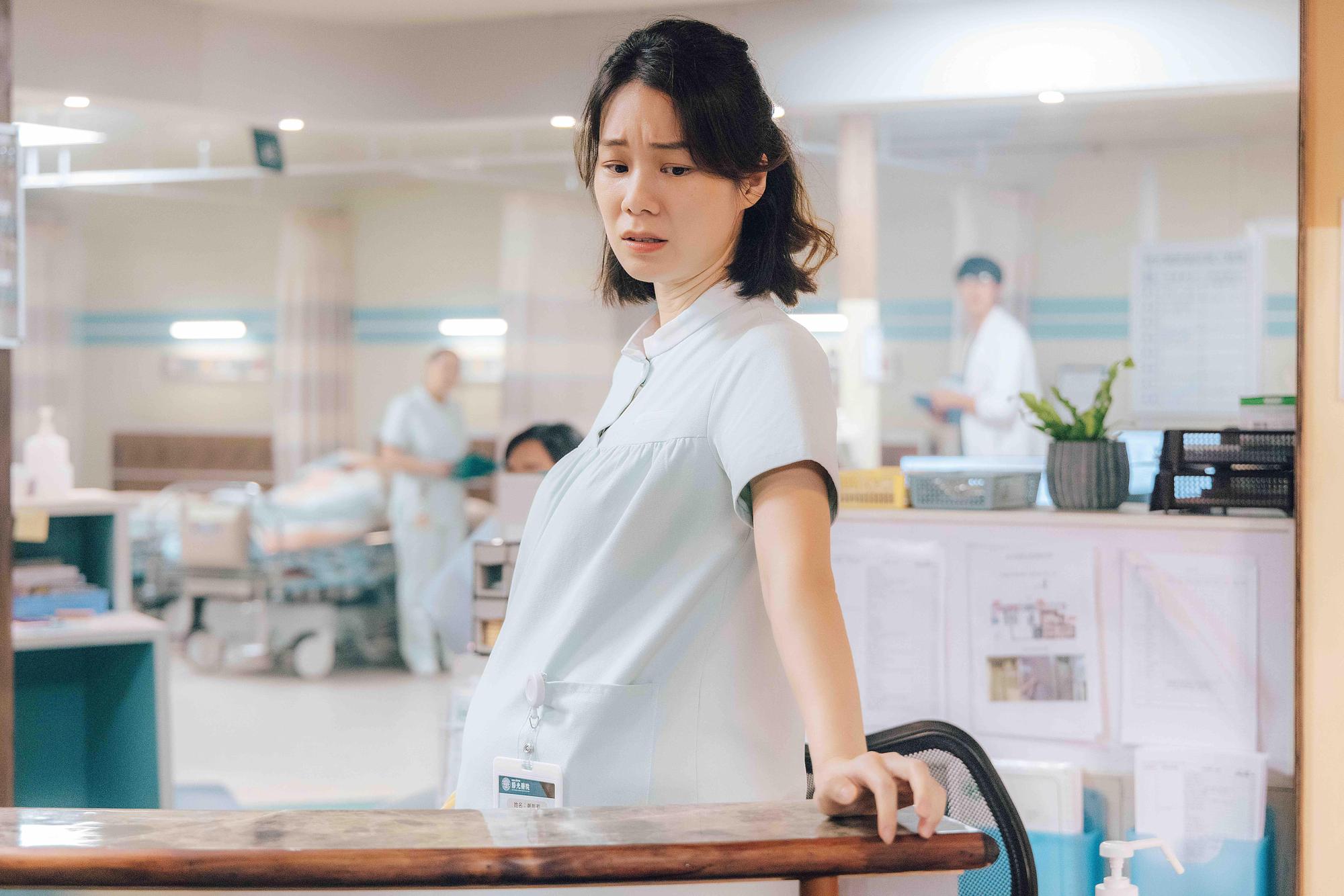 許乃涵在《村裡來了個暴走女醫師》演出在血汗醫療環境中堅強的護理長。（公視提供）