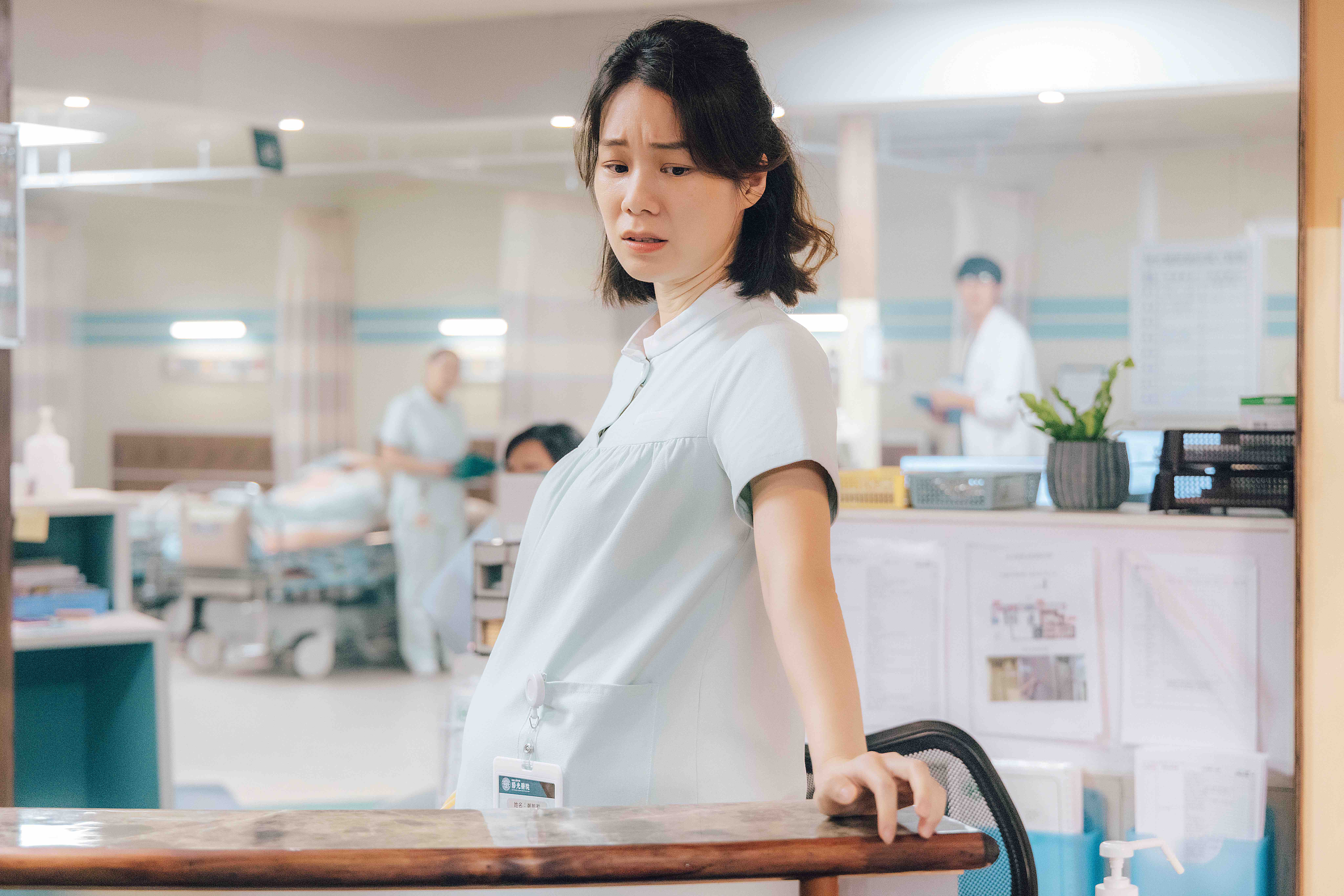 許乃涵在《村裡來了個暴走女醫師》演出在血汗醫療環境中堅強的護理長。（公視提供）