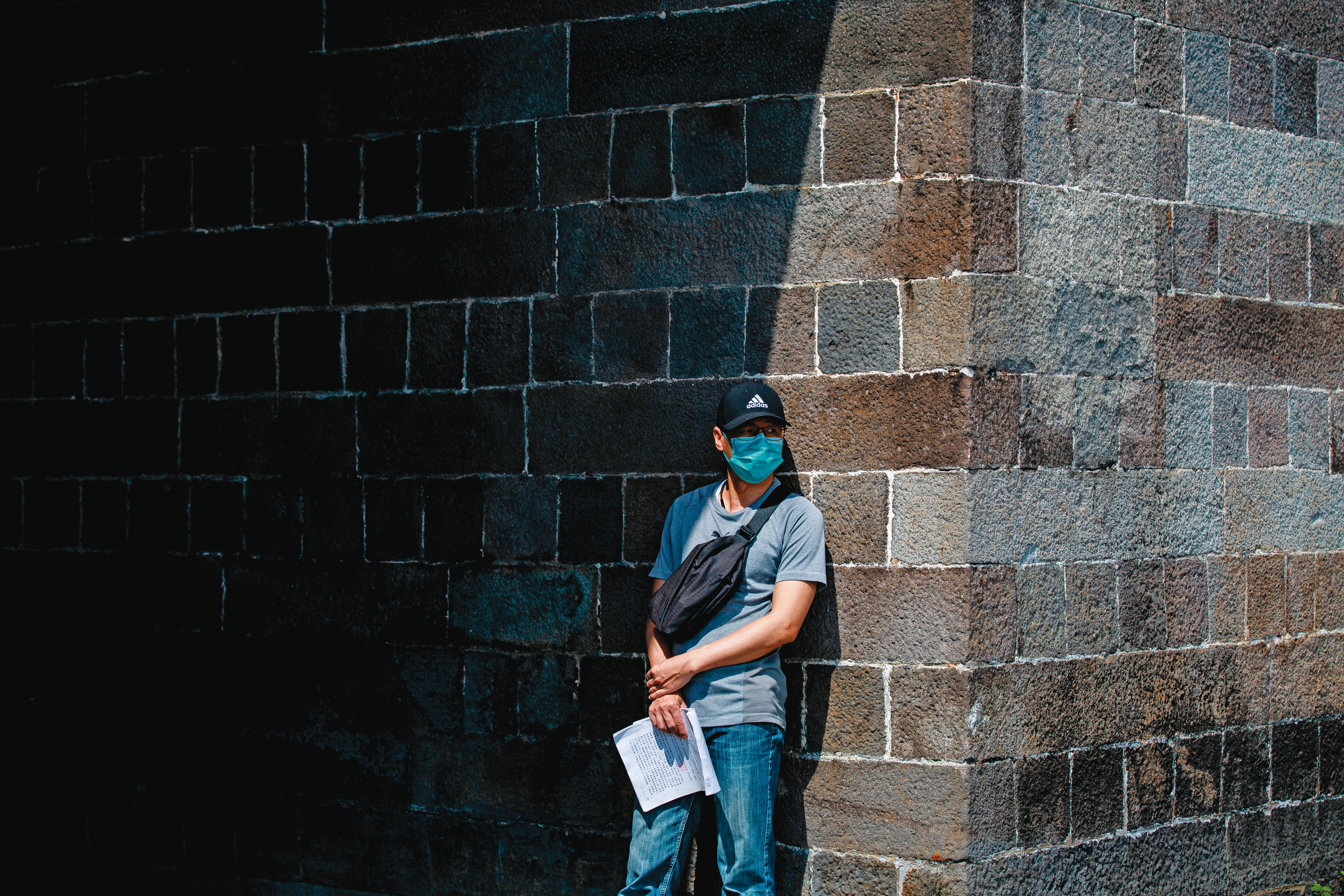 黃金輝手上拿的，是沉重的貪汙判決書。