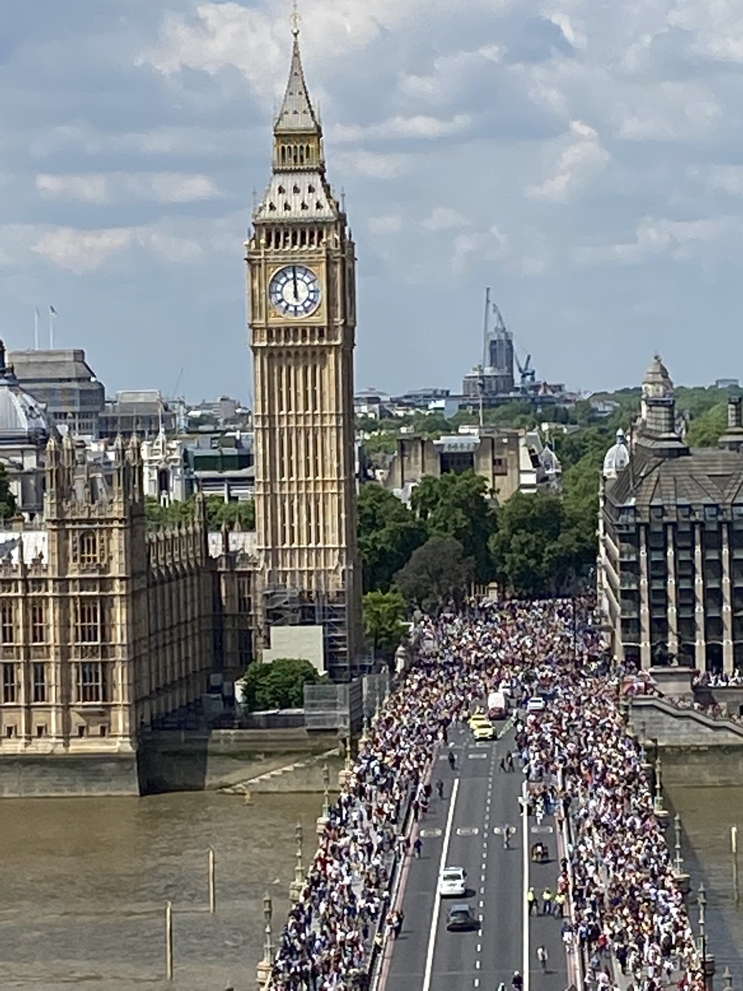 英國全國上下舉國歡騰,慶祝女王登基70週年。(翻攝推特)