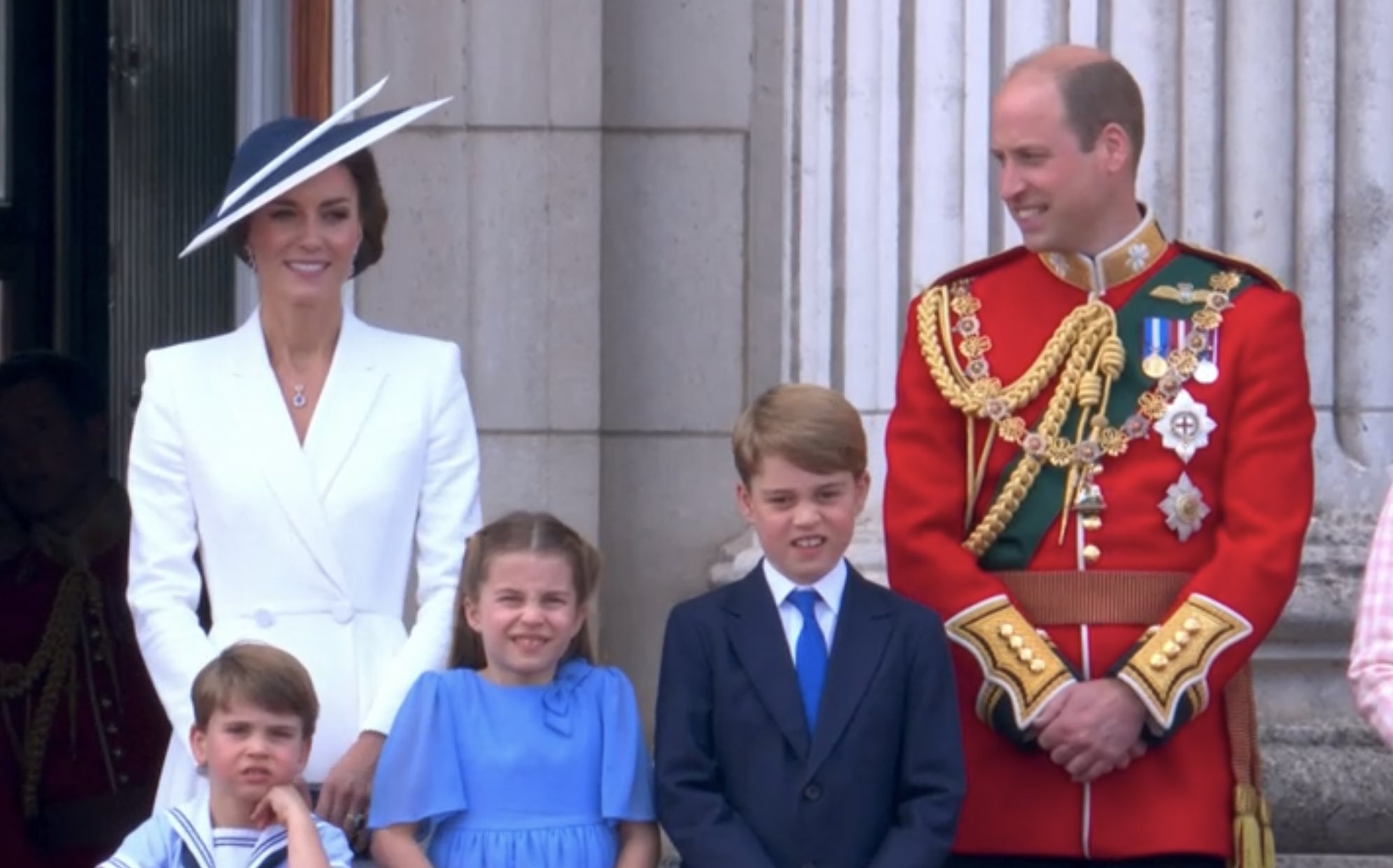 擁有高人氣的威廉王子一家現身白金漢宮露台。(翻攝BBC畫面)