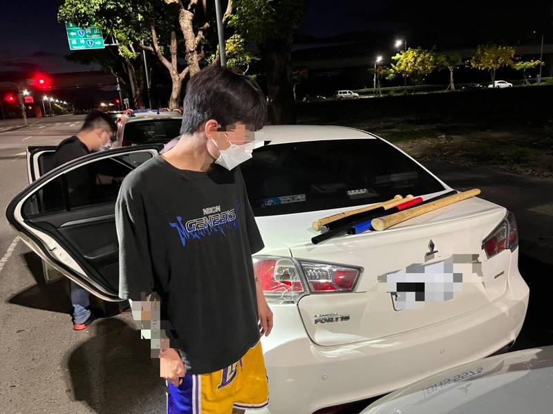 警方在滋事的吳男車上搜出球棒。（警方提供）