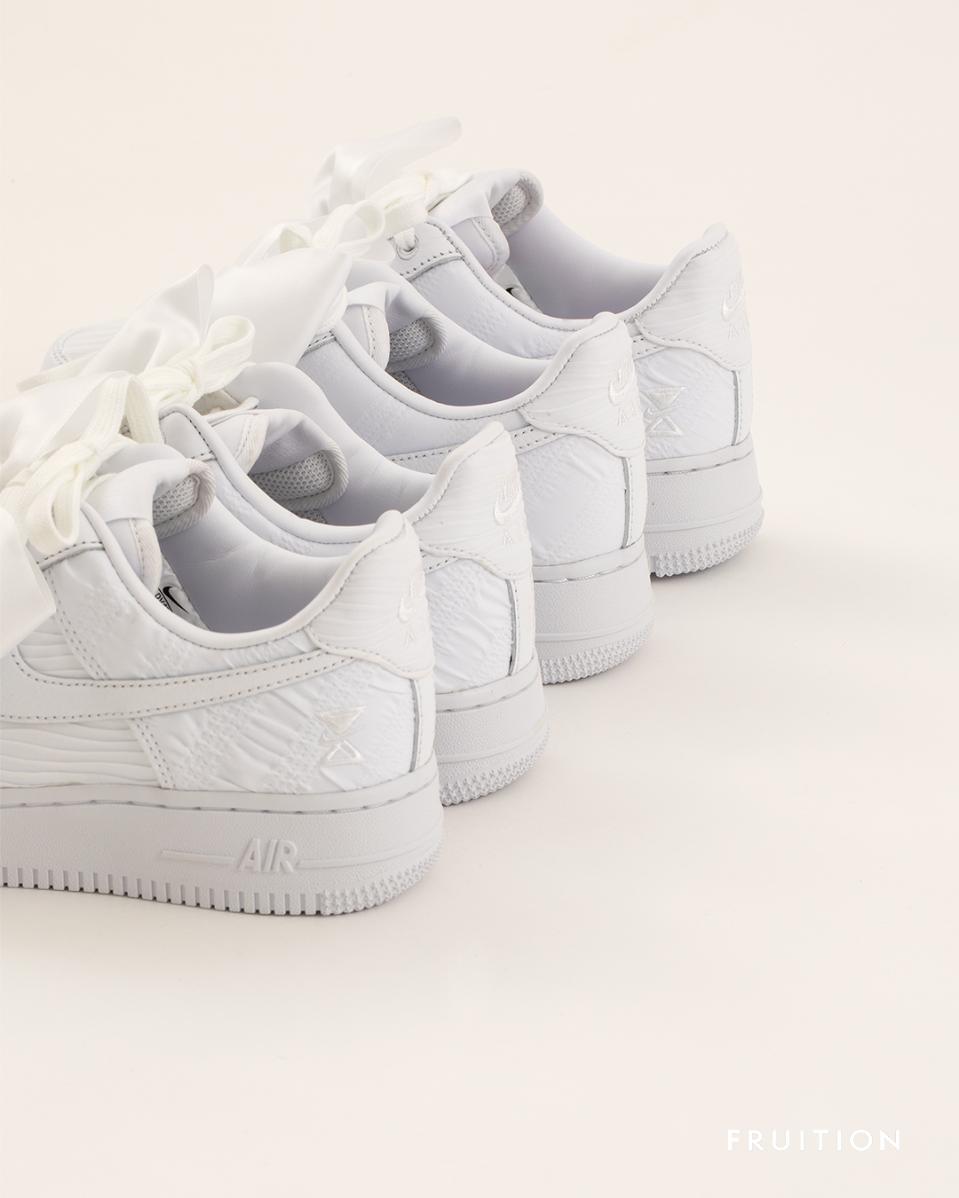 Nike Air Force 1 '07 LX 夢幻全白大蝴蝶結版本。NT$4,500。(FRUITION提供)