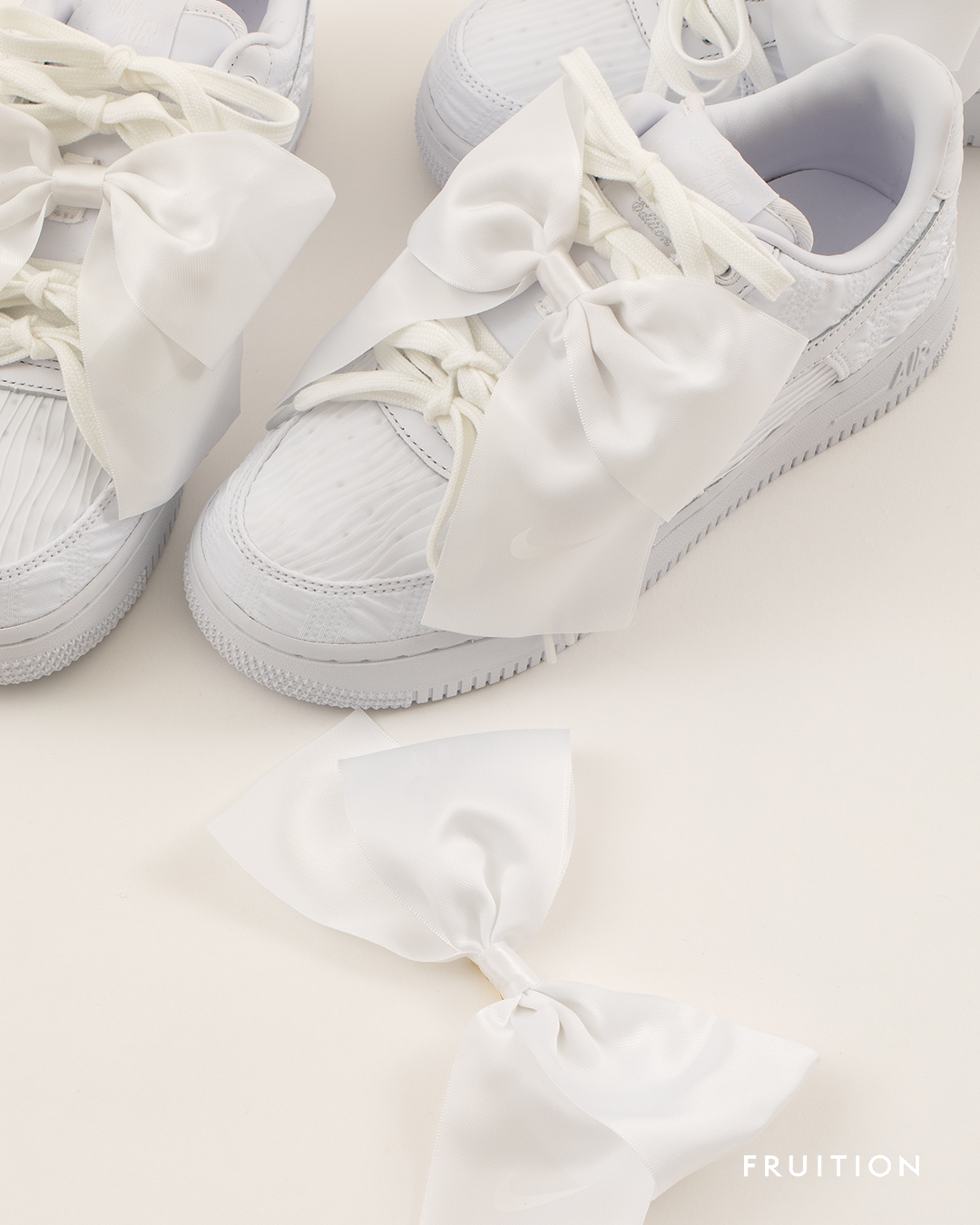 Nike Air Force 1 '07 LX 夢幻全白大蝴蝶結版本。NT$4,500。(FRUITION提供)