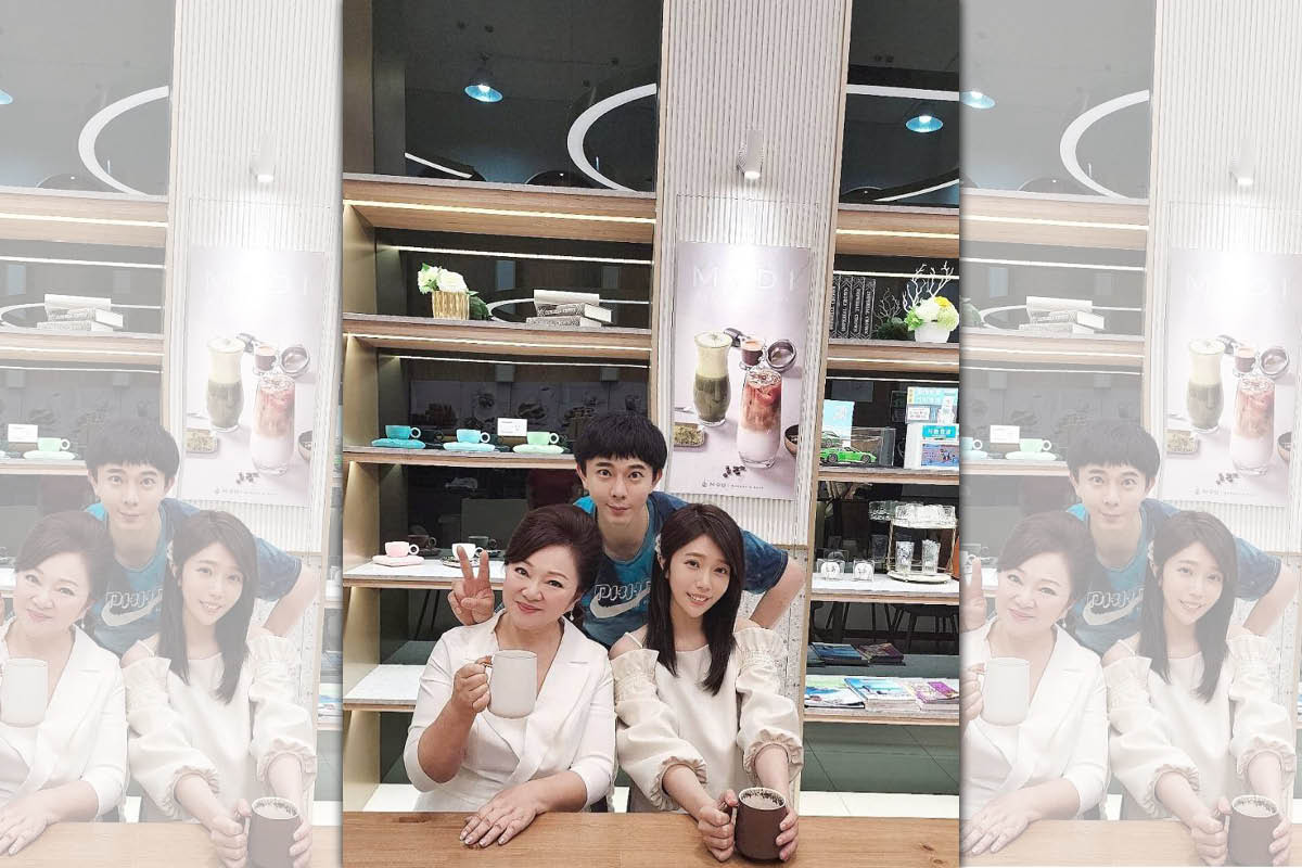 白冰冰找來歌手蔡家蓁（右）演唱紀念歌曲〈燕兒慢飛〉，經紀人陳孝志（後）打算為白冰冰籌拍紀錄片。（陳孝志提供）