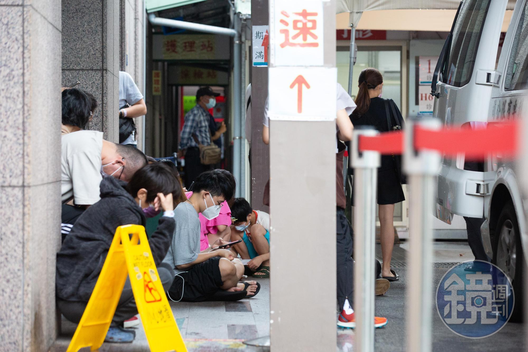 今(3日)公布國內新增76,517例本土確診個案、47例境外移入,以及新增142例死亡。(資料照)
