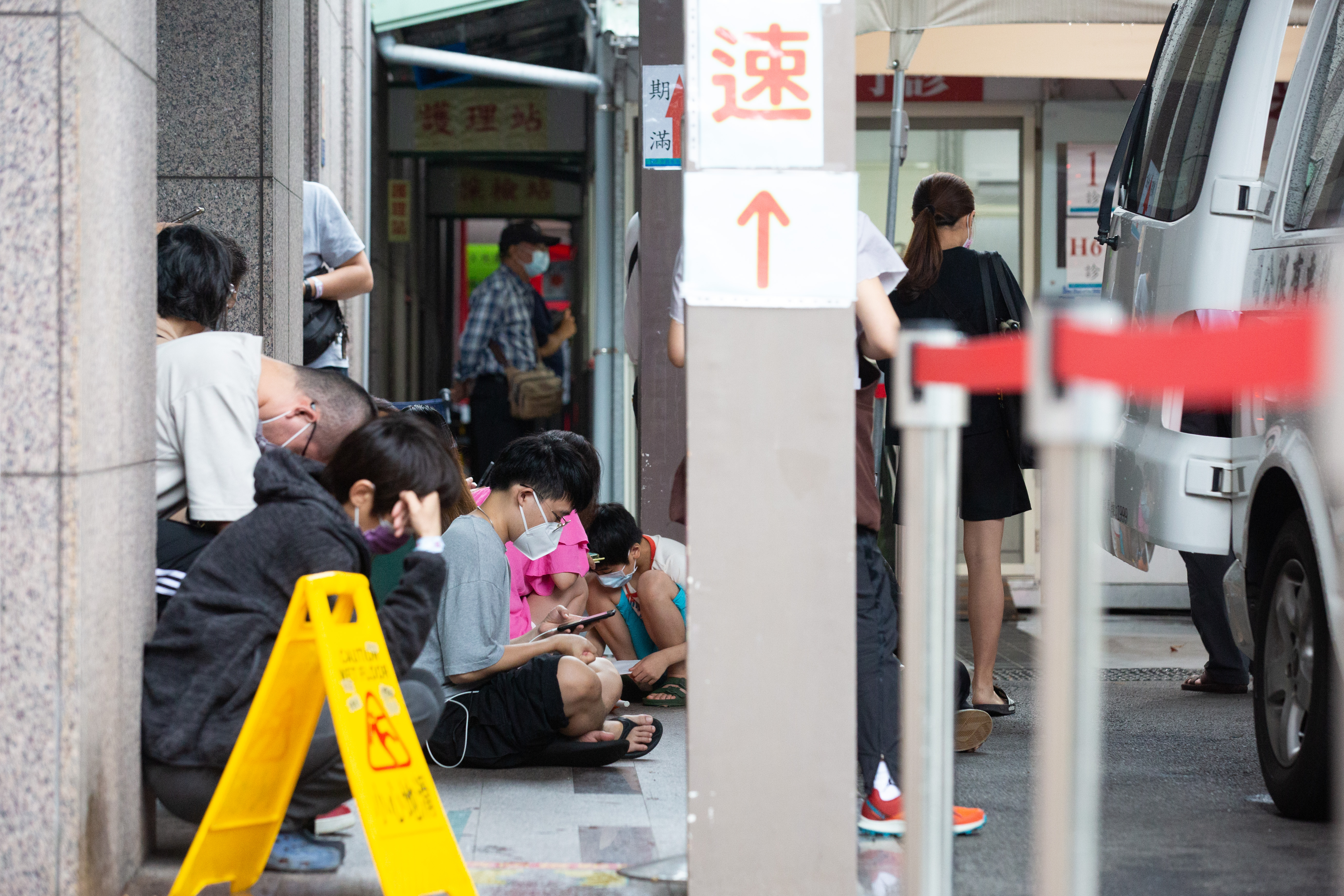 今（3日）公布國內新增76,517例本土確診個案、47例境外移入，以及新增142例死亡。（資料照）