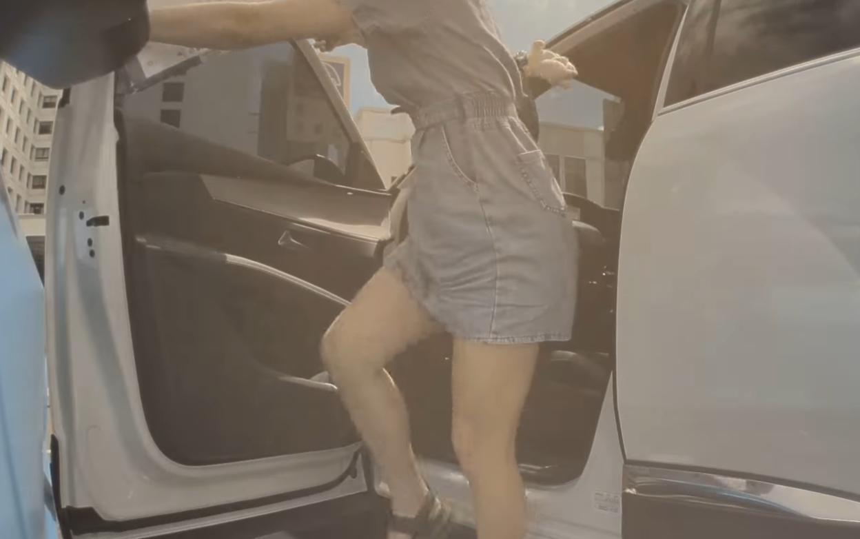 特斯拉上的哨兵模式,拍下旁邊的三寶女肇逃畫面。(翻攝自爆怨公社)
