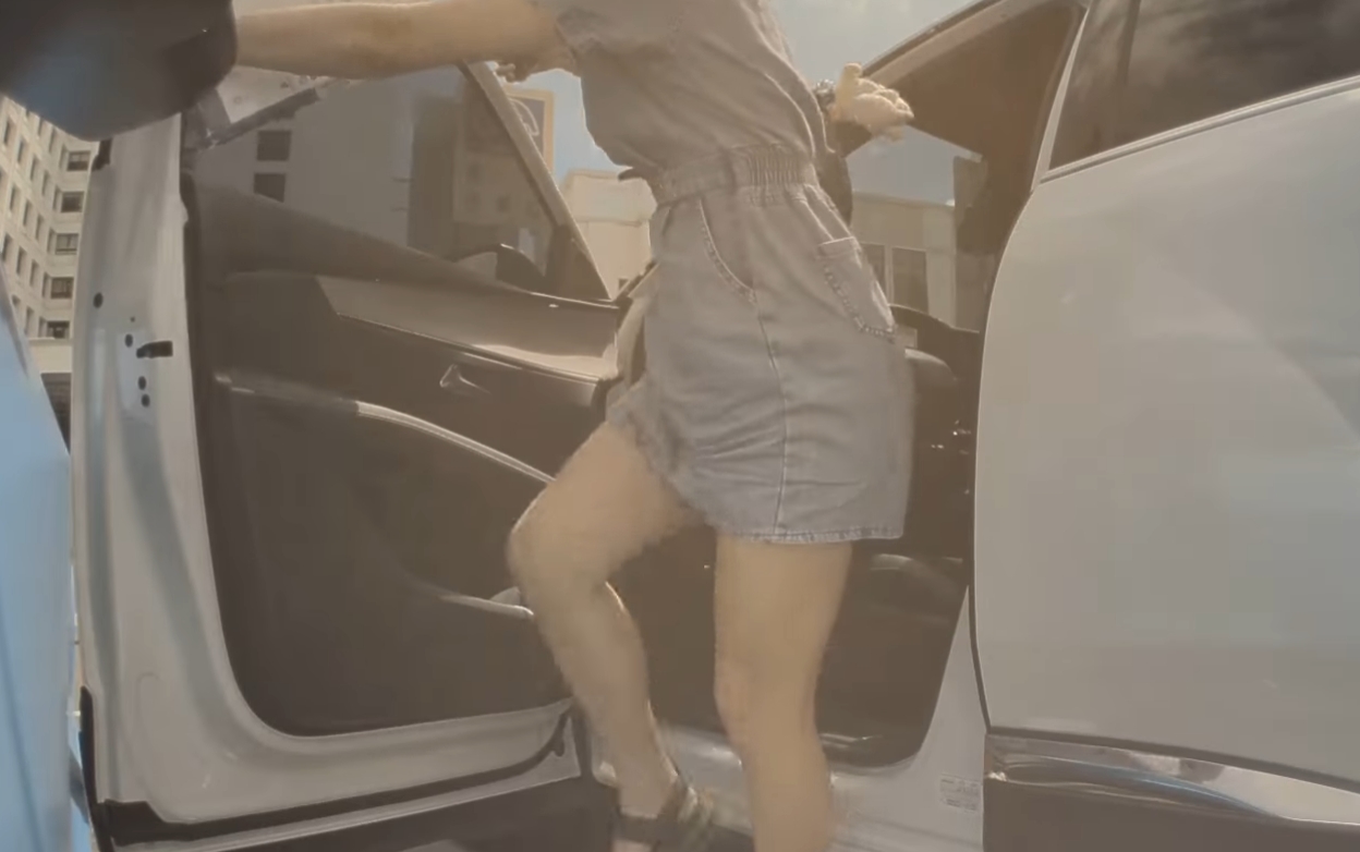 特斯拉上的哨兵模式，拍下旁邊的三寶女肇逃畫面。（翻攝自爆怨公社）